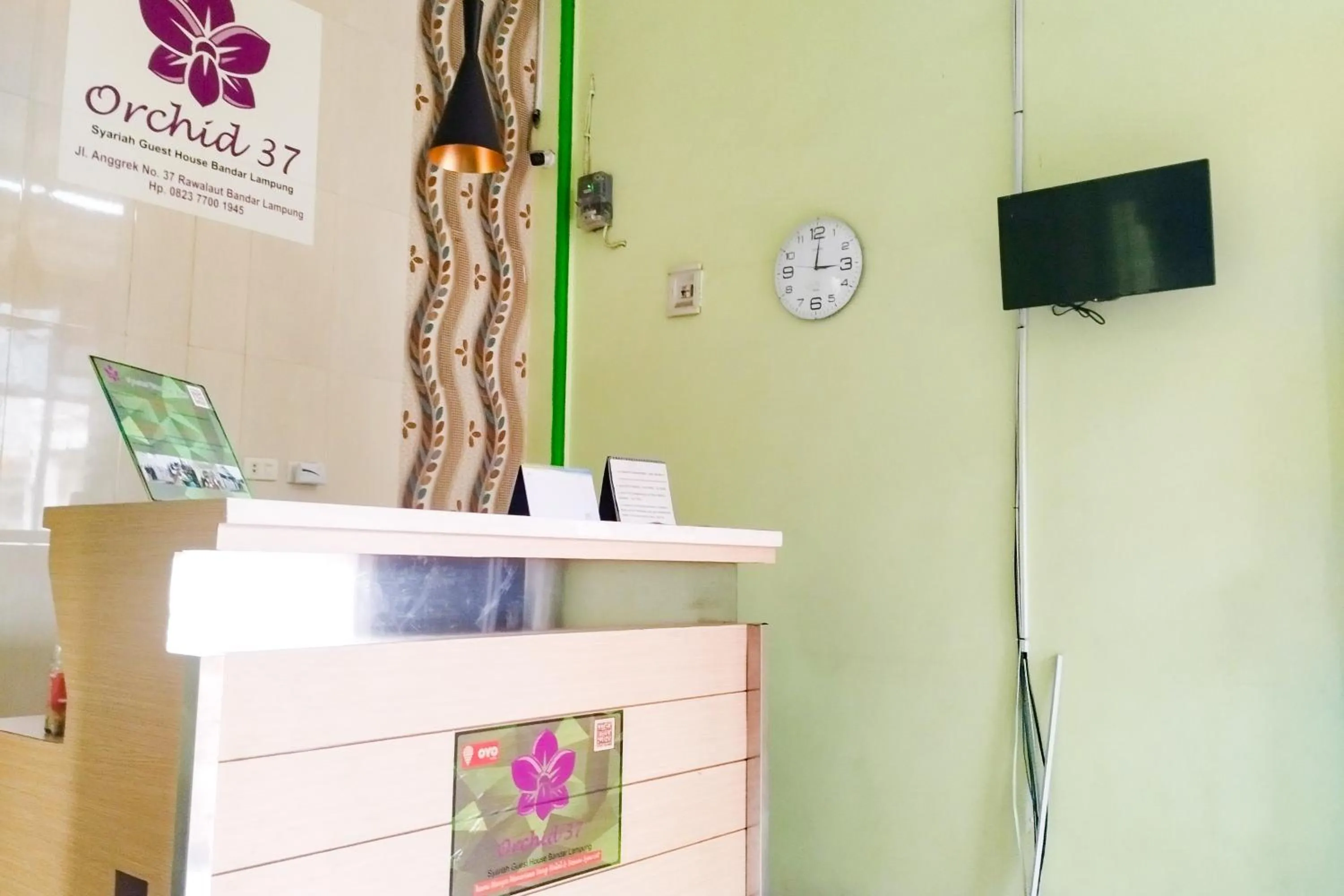Lobby or reception in RedDoorz Syariah at Shakira Alesha Enggal