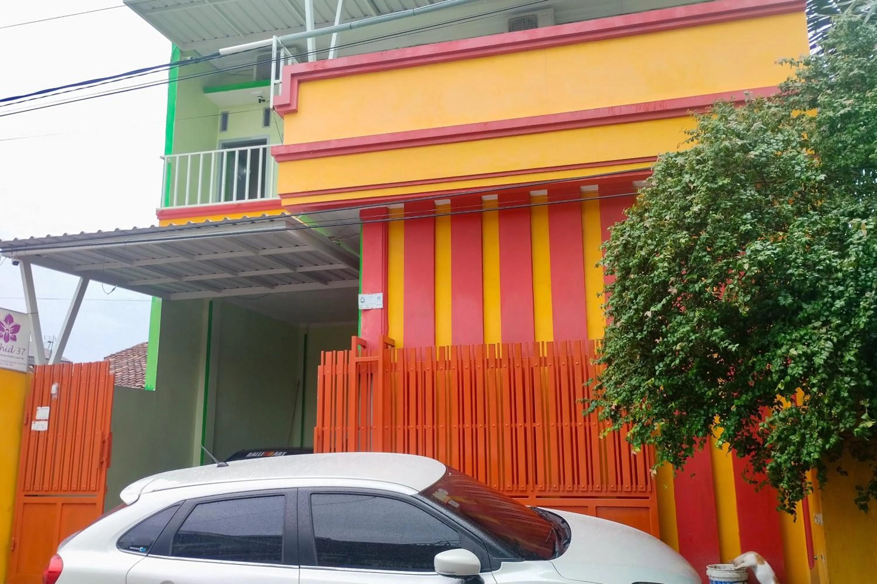 Facade/entrance in RedDoorz Syariah at Shakira Alesha Enggal