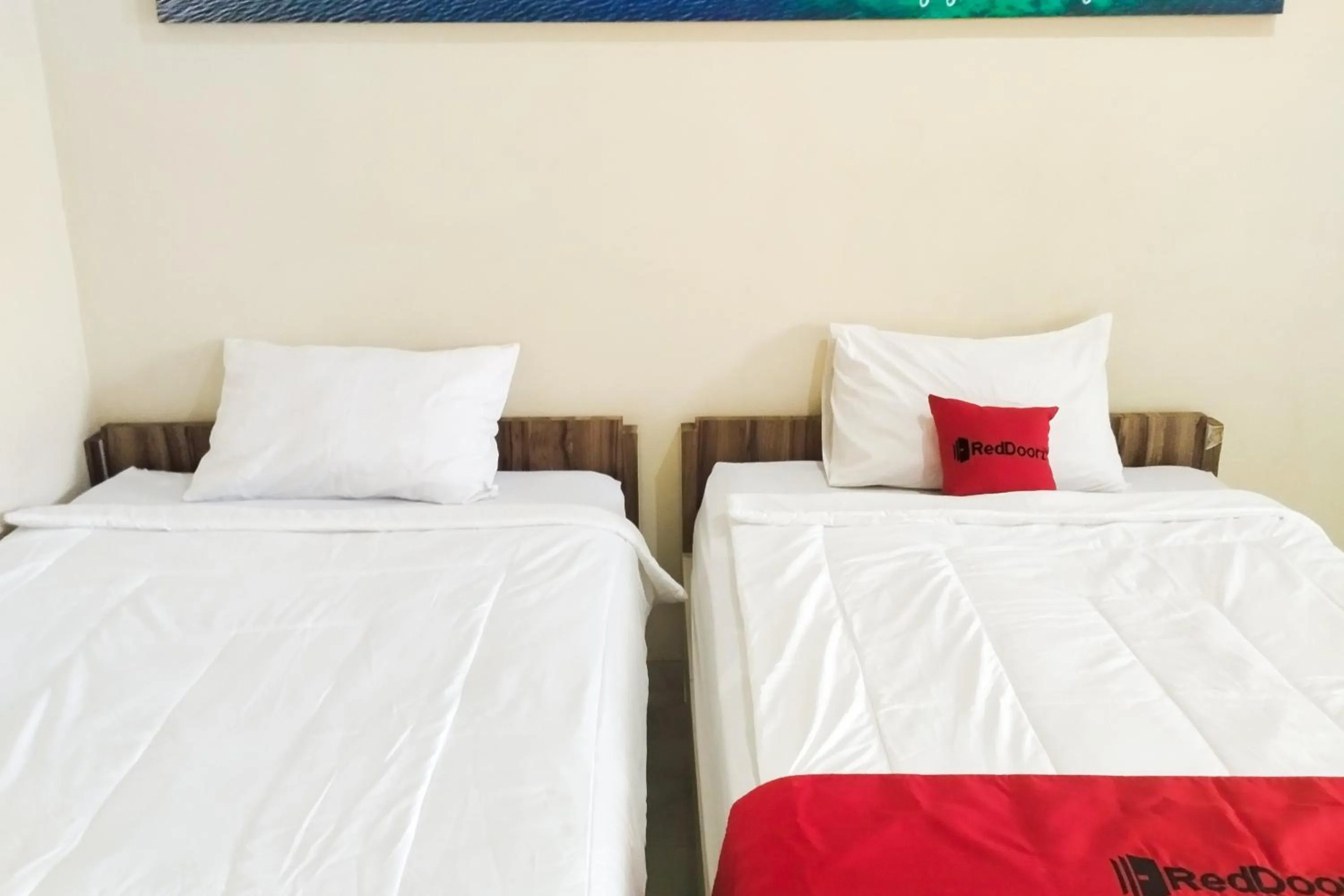 Bed in RedDoorz Syariah at Shakira Alesha Enggal