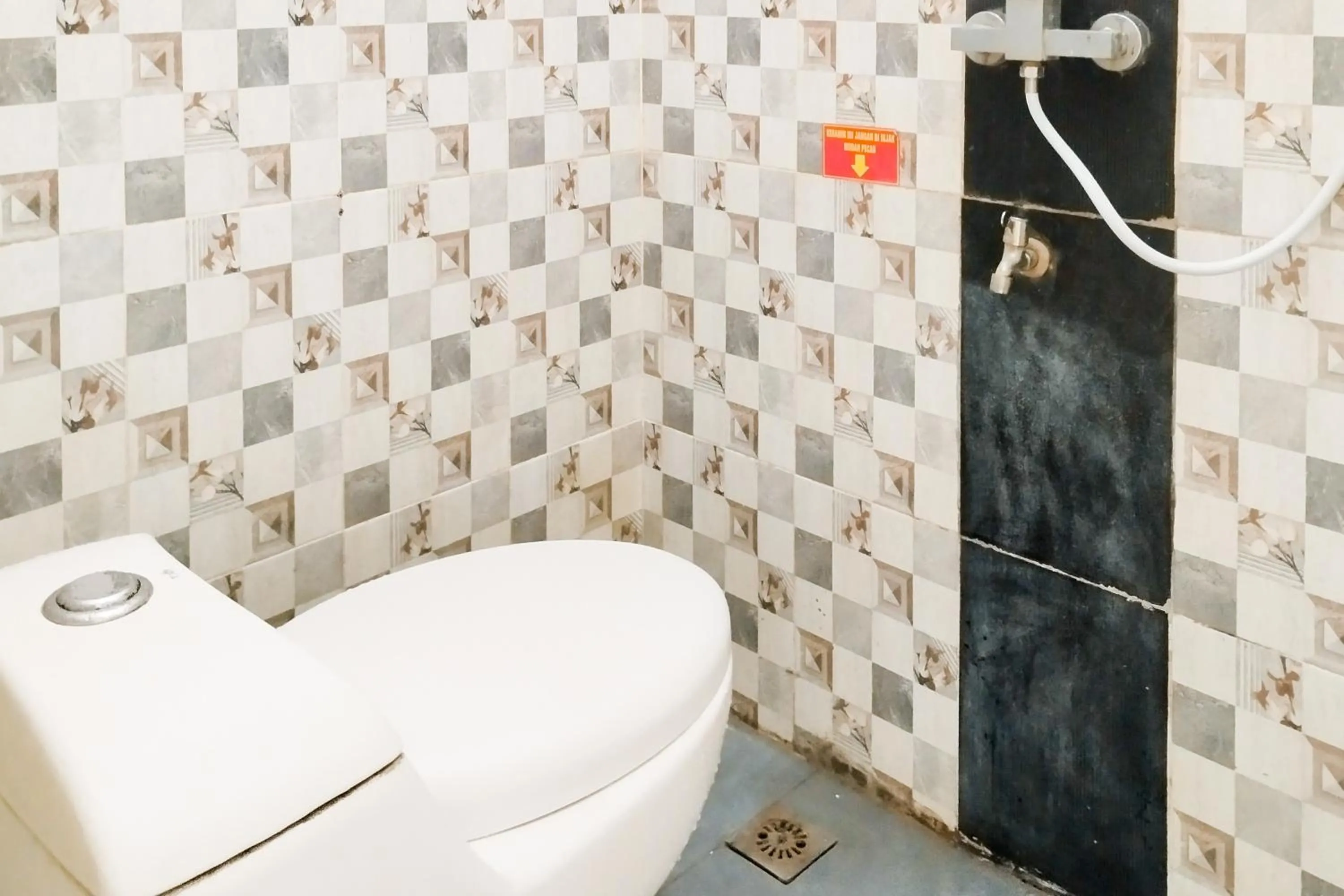 Bathroom in RedDoorz Syariah at Shakira Alesha Enggal