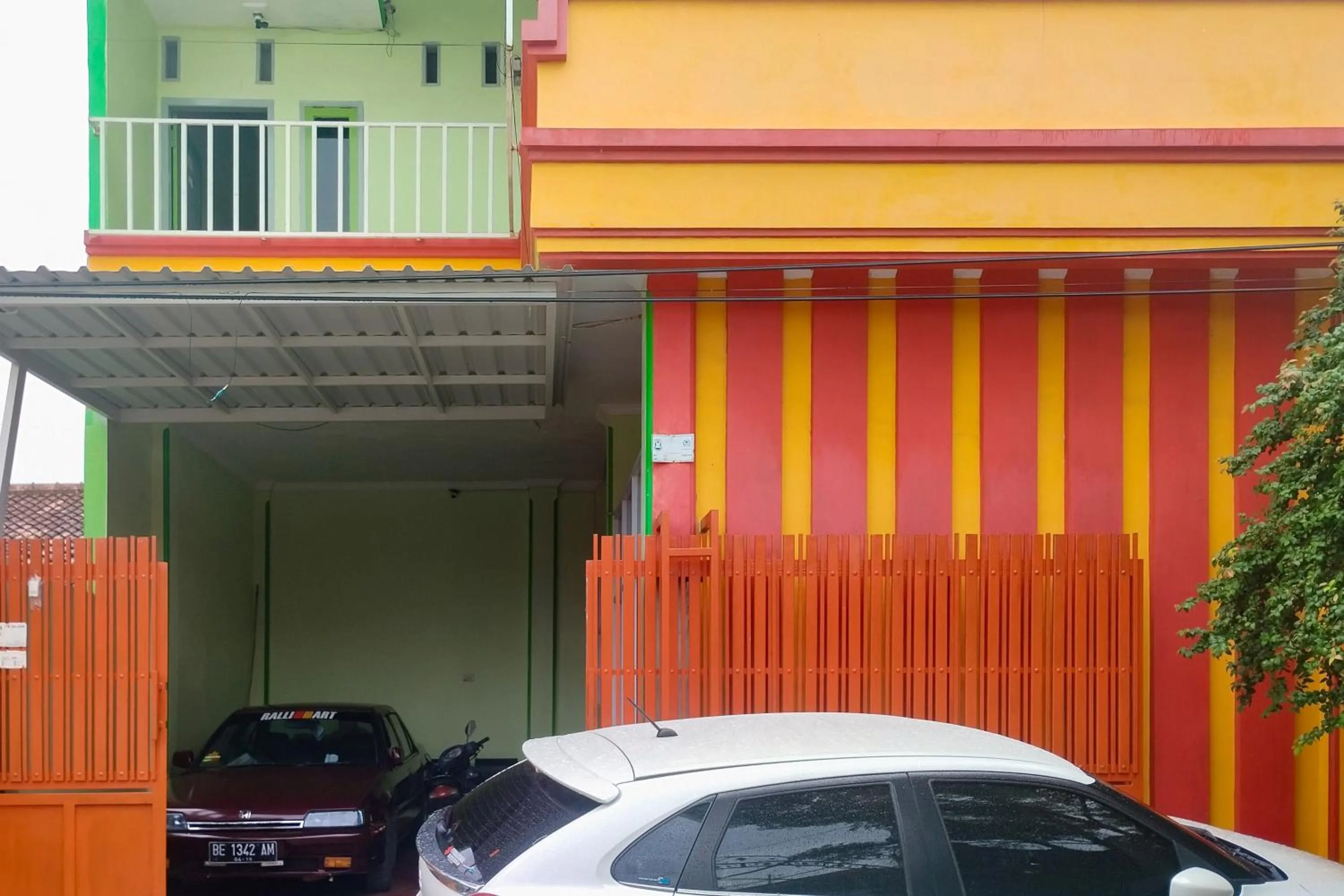 Facade/entrance in RedDoorz Syariah at Shakira Alesha Enggal