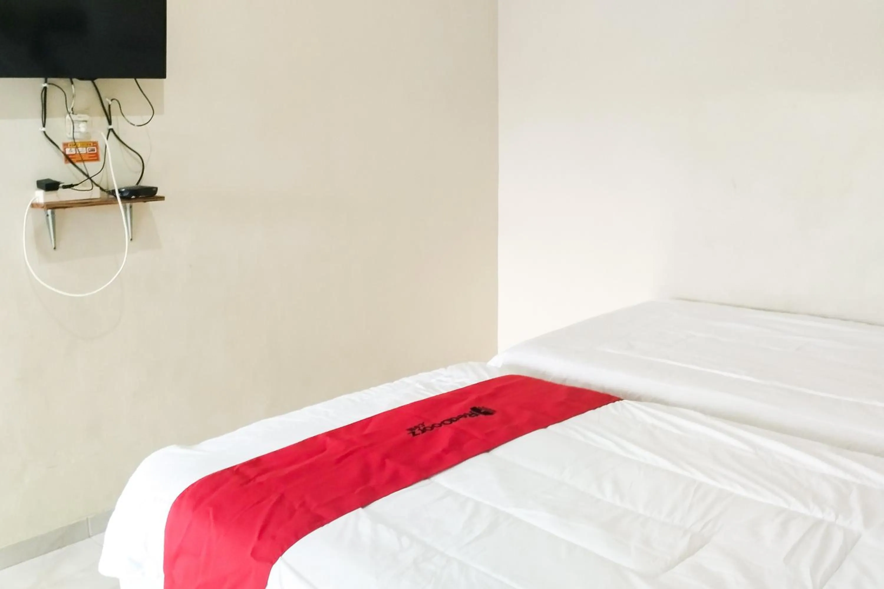 Bed in RedDoorz Syariah at Shakira Alesha Enggal