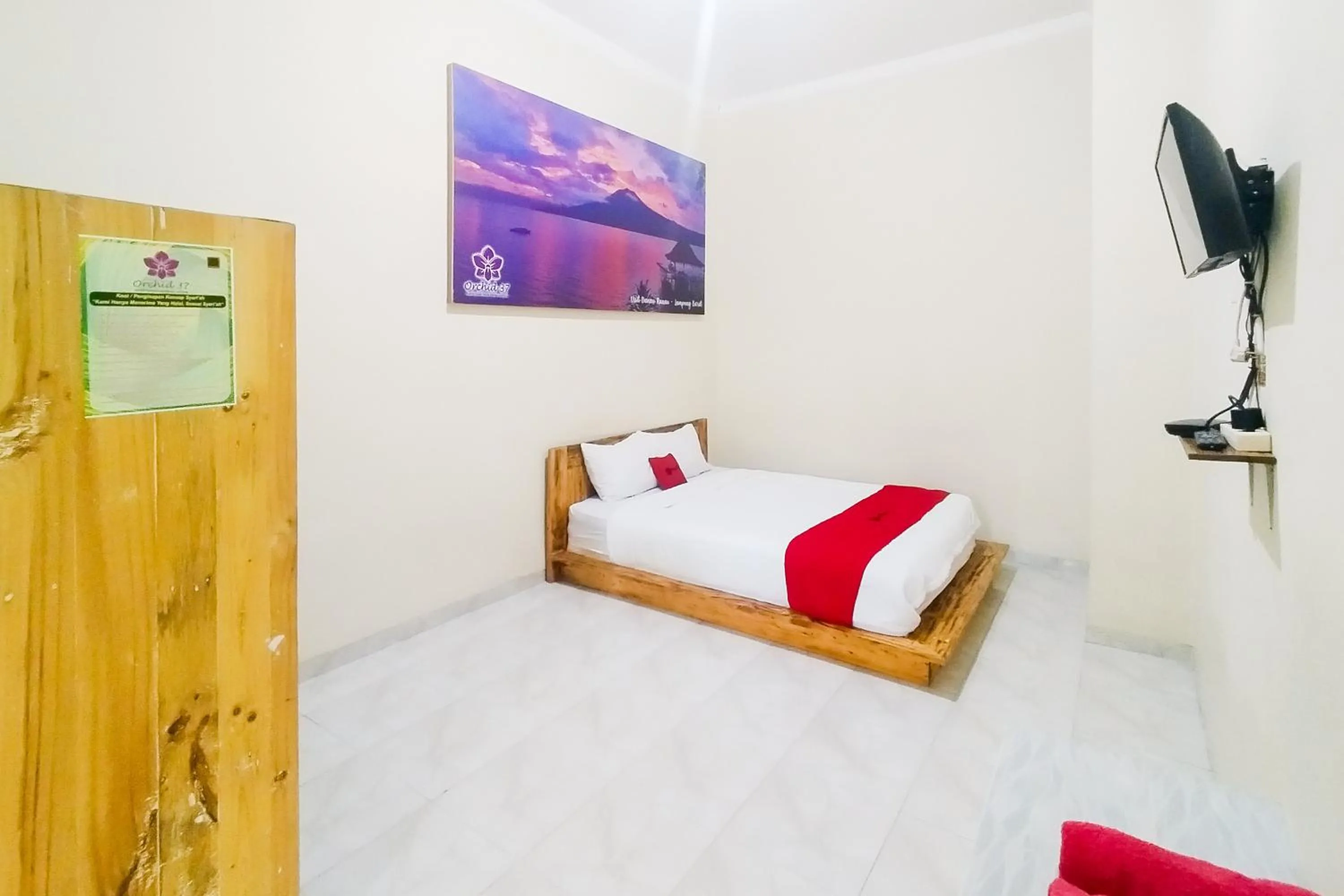 Bed in RedDoorz Syariah at Shakira Alesha Enggal