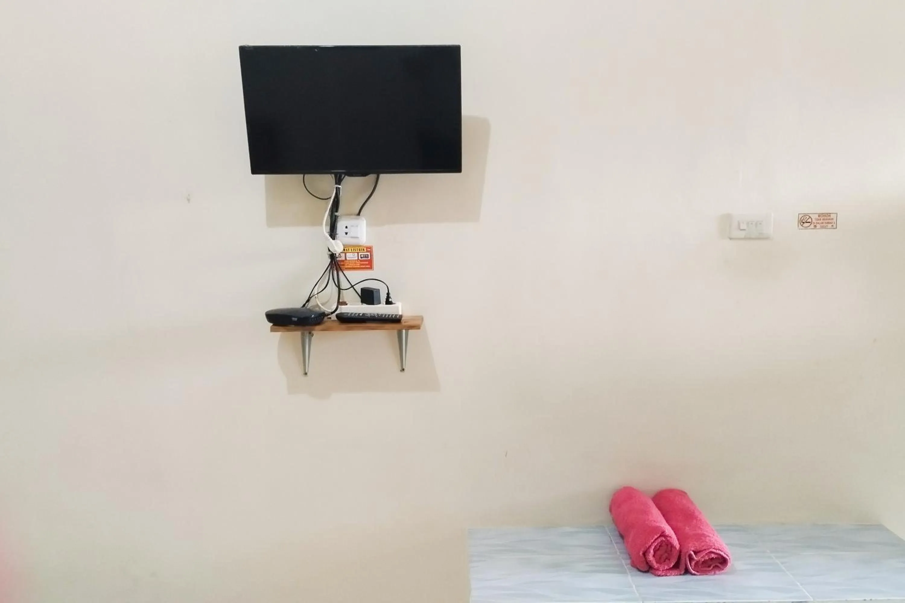 Bedroom in RedDoorz Syariah at Shakira Alesha Enggal