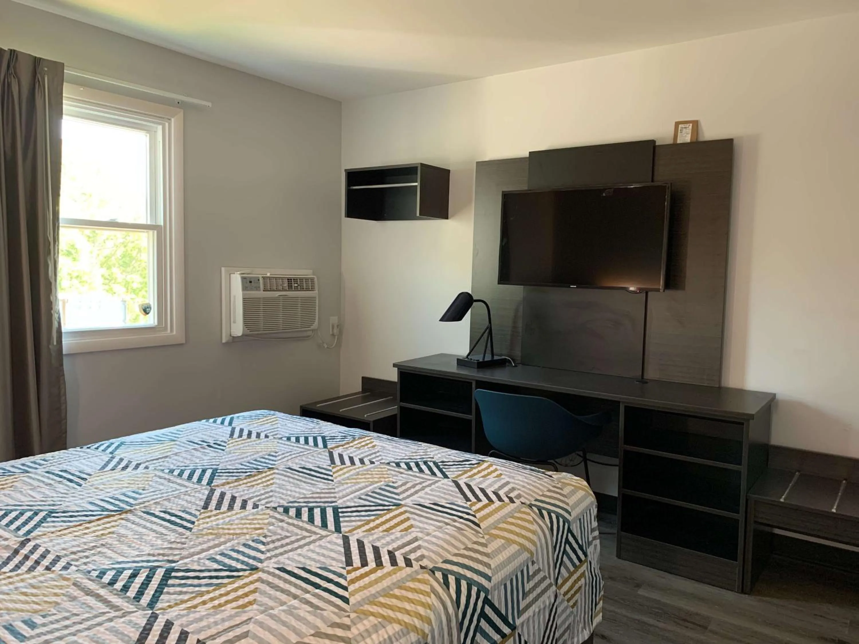 Bedroom, Bed in Motel 6 Rockford, Il