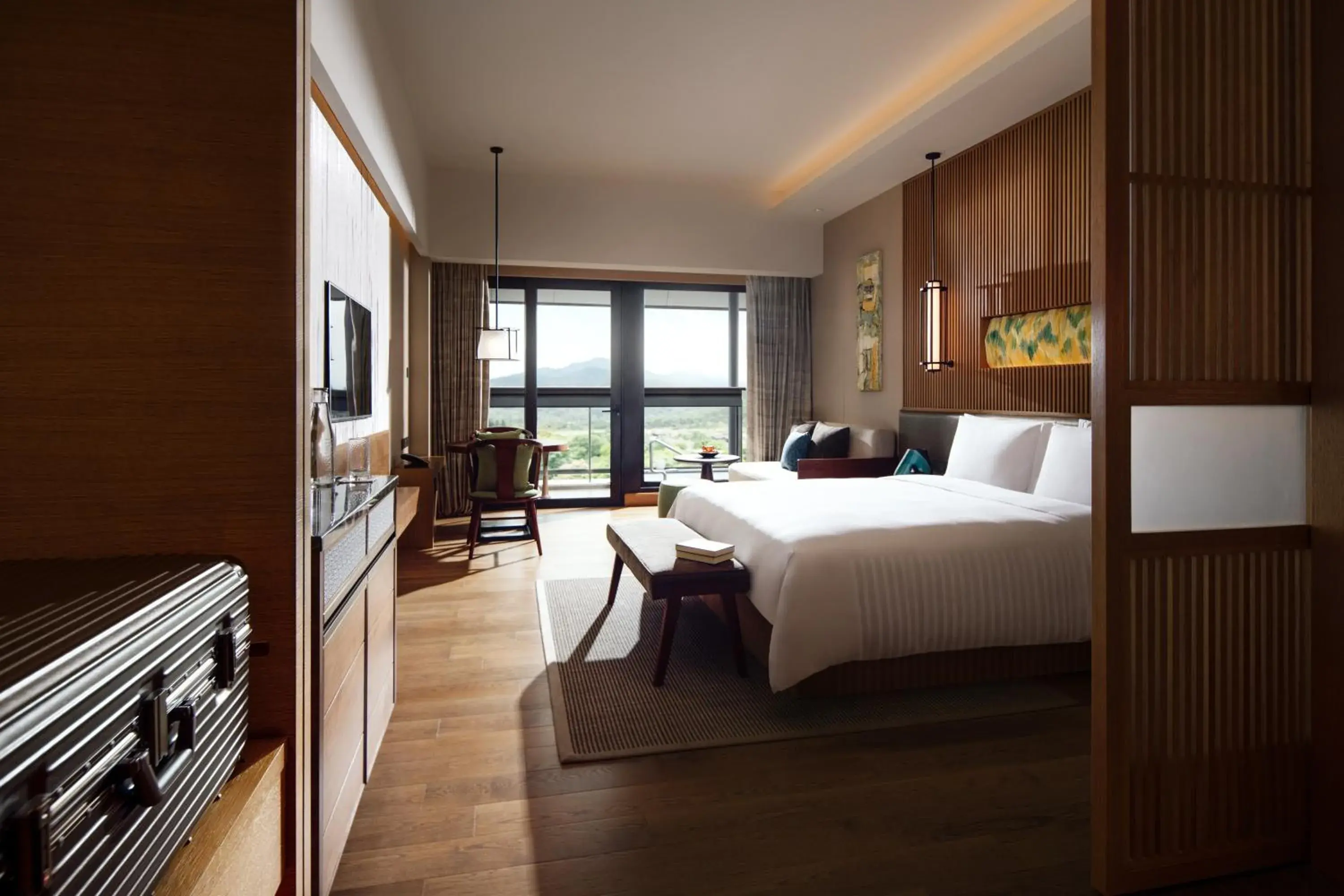 Deluxe King Room in New World Qingyuan Hotel -formerly KHOS QINGYUAN Deluxe King Room in New World Qingyuan Hotel -formerly KHOS QINGYUAN