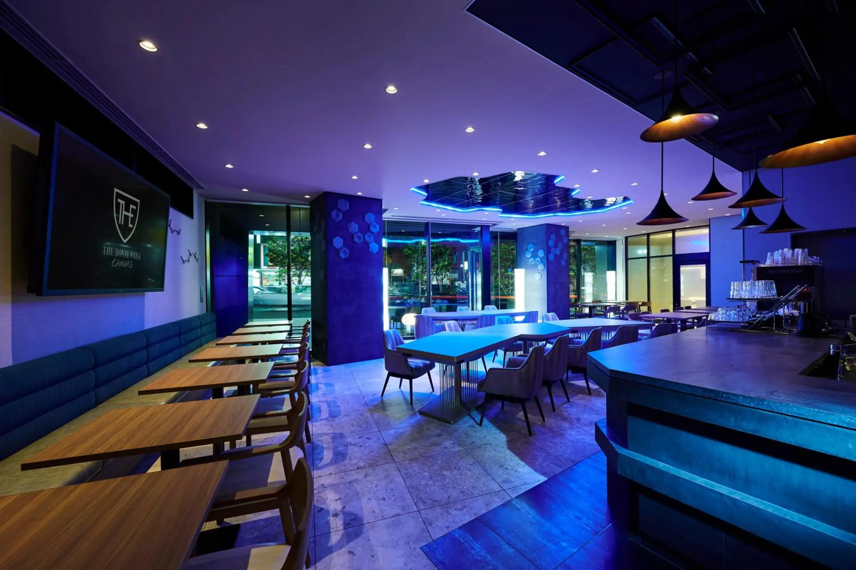 Lounge or bar in The Royal Park Canvas - Kobe Sannomiya Lounge or bar in The Royal Park Canvas - Kobe Sannomiya