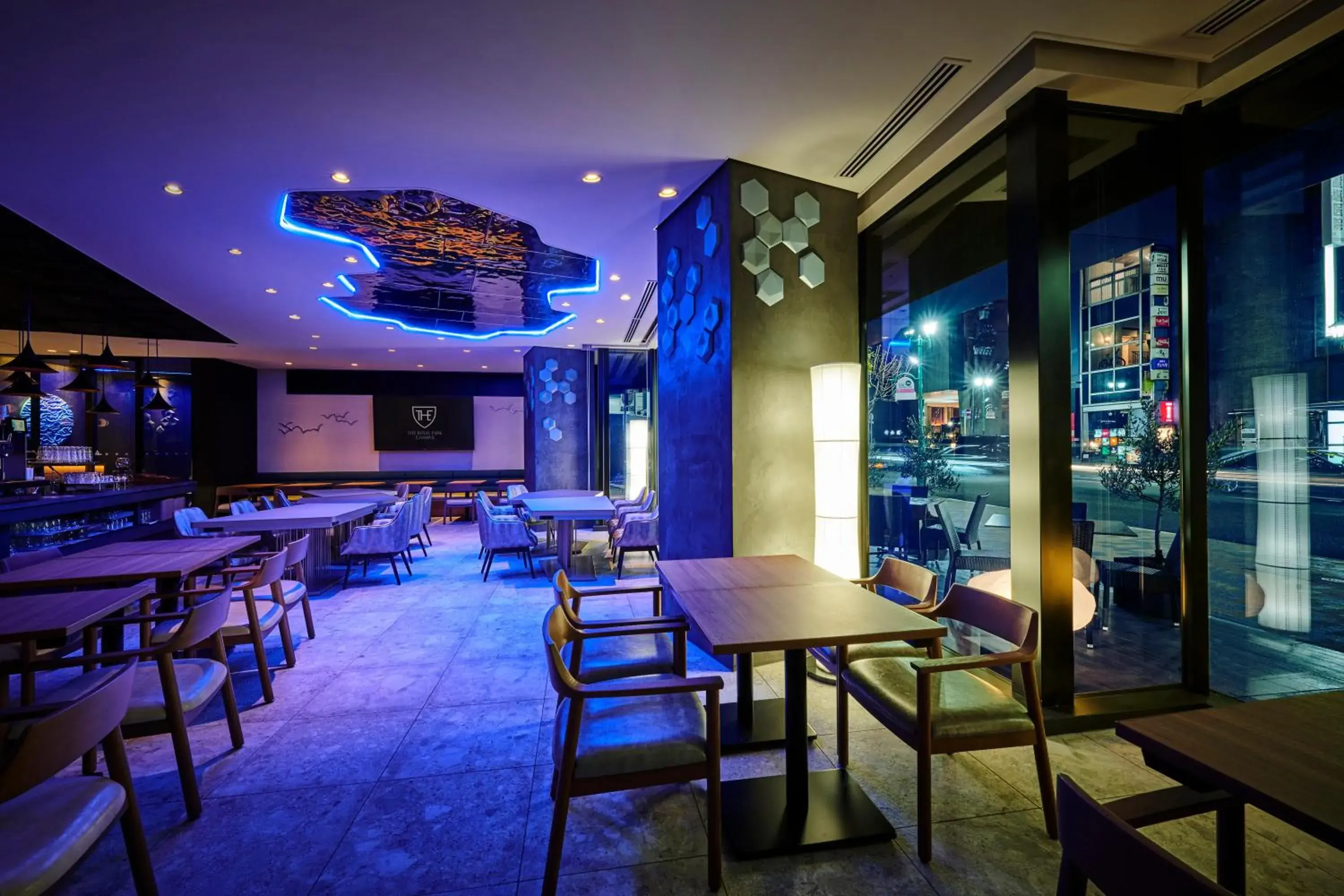 Lounge or bar in The Royal Park Canvas - Kobe Sannomiya Lounge or bar in The Royal Park Canvas - Kobe Sannomiya