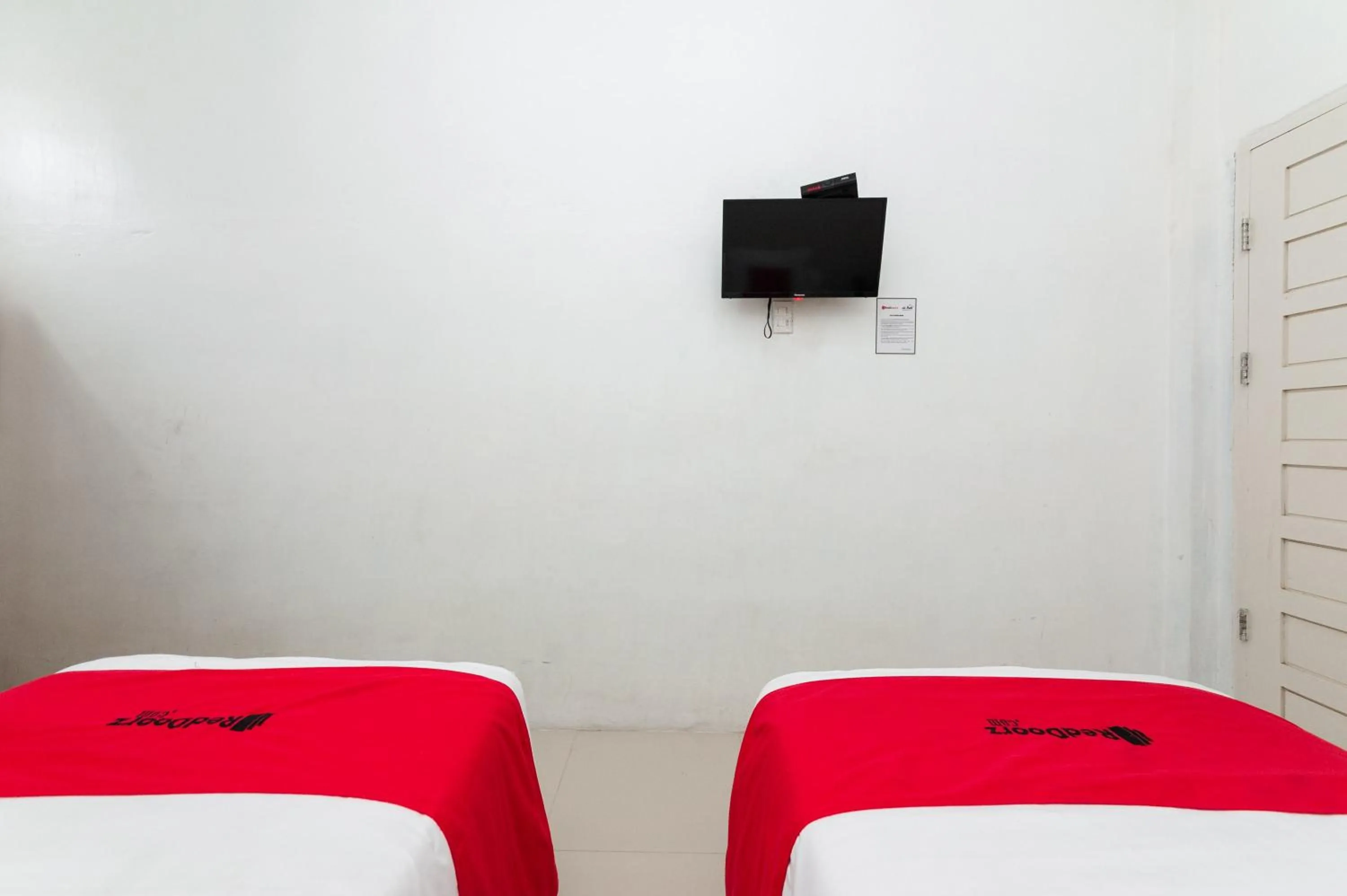 Bed in RedDoorz Syariah near RSUD Zainoel Abidin Banda Aceh