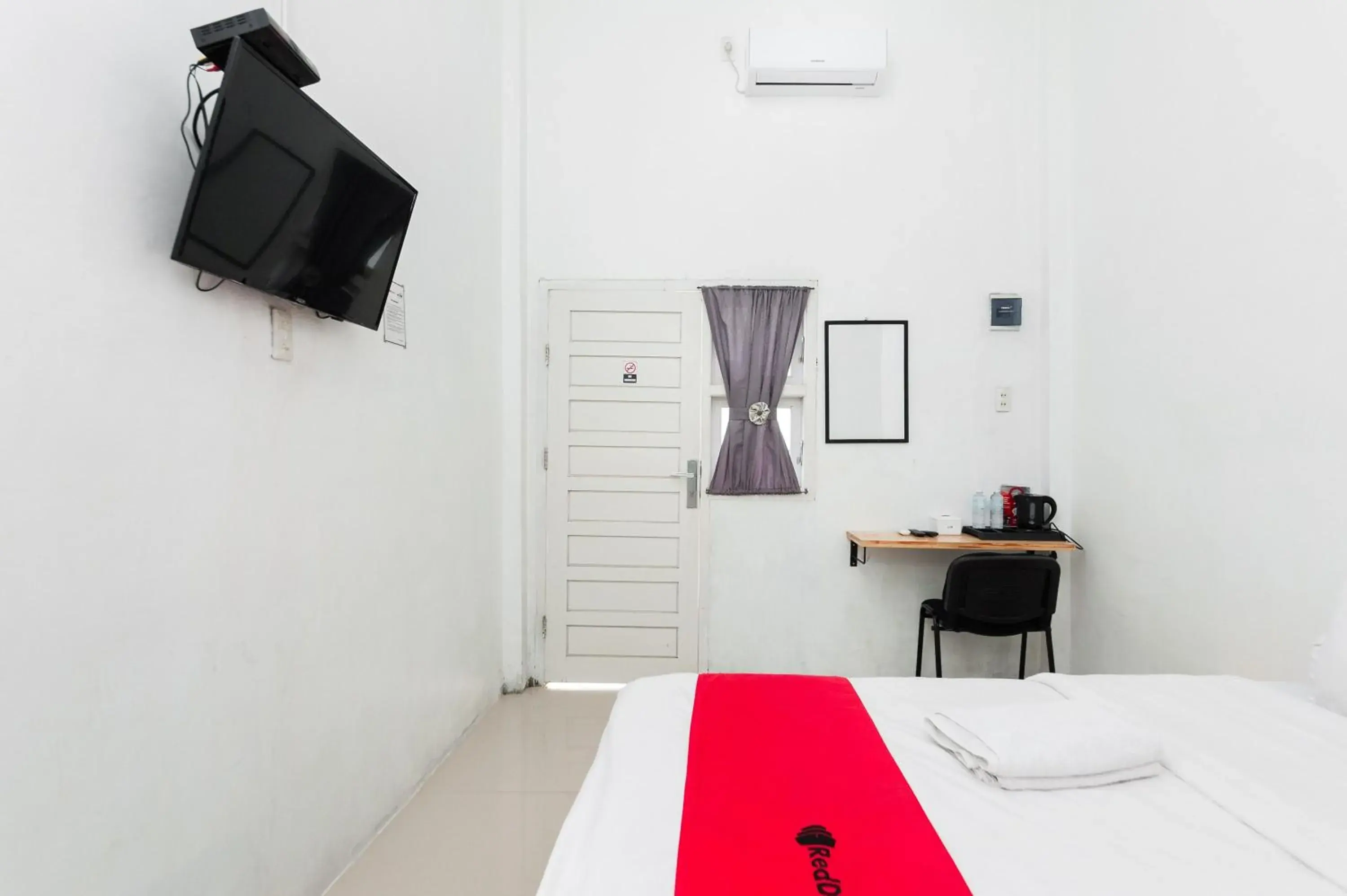 TV and multimedia, Bed in RedDoorz Syariah near RSUD Zainoel Abidin Banda Aceh TV and multimedia, Bed in RedDoorz Syariah near RSUD Zainoel Abidin Banda Aceh