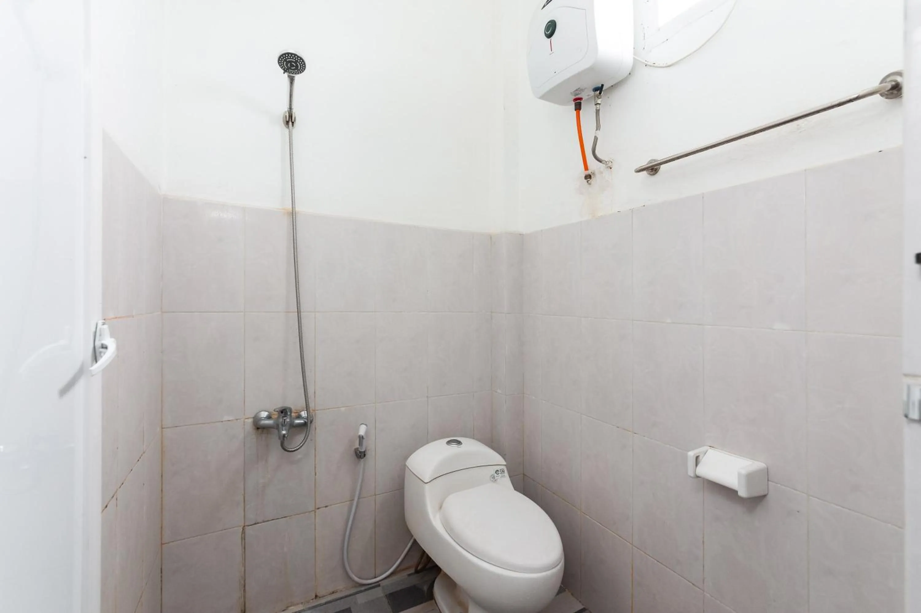 Bathroom in RedDoorz Syariah near RSUD Zainoel Abidin Banda Aceh