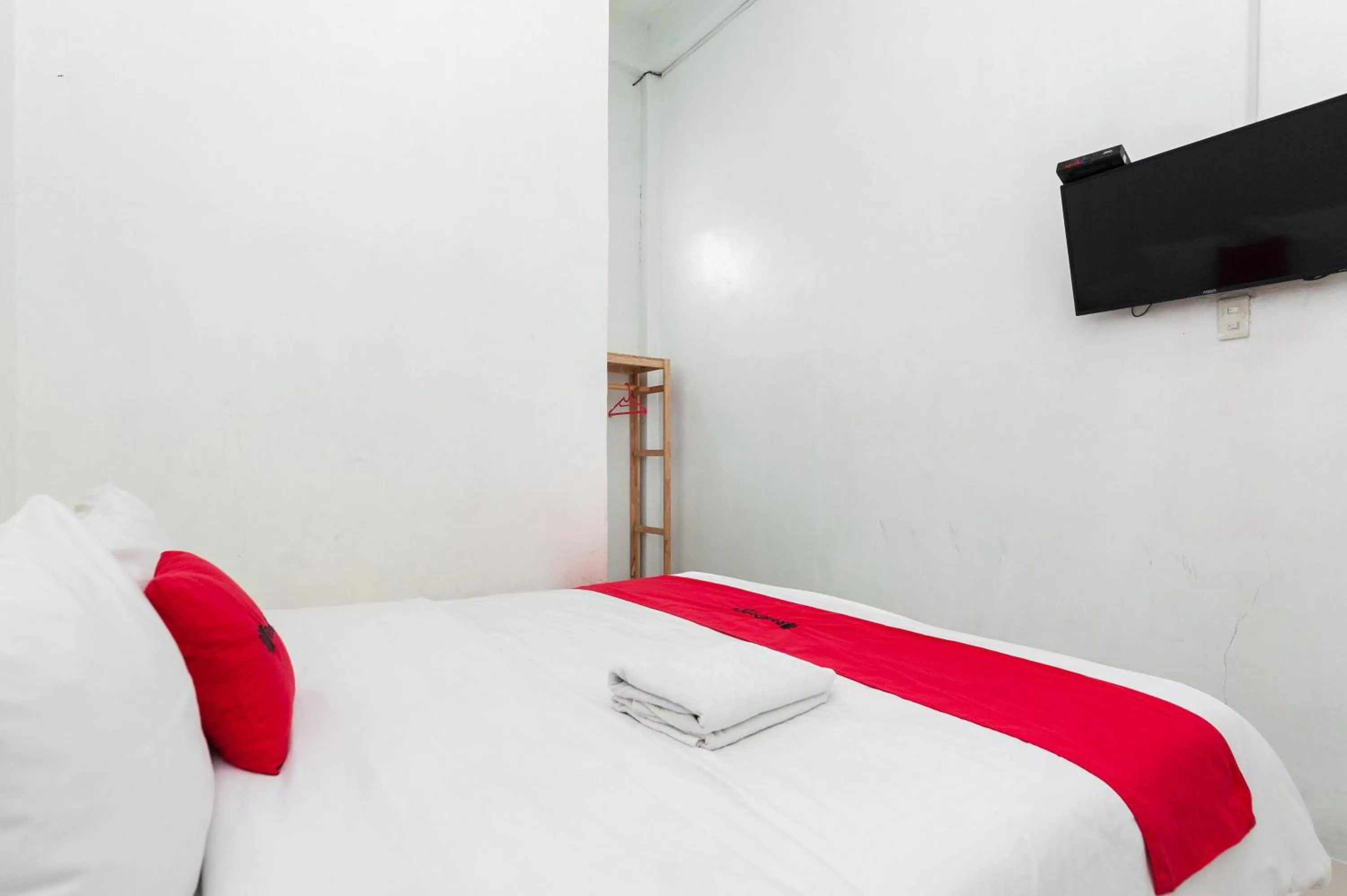 Bed in RedDoorz Syariah near RSUD Zainoel Abidin Banda Aceh