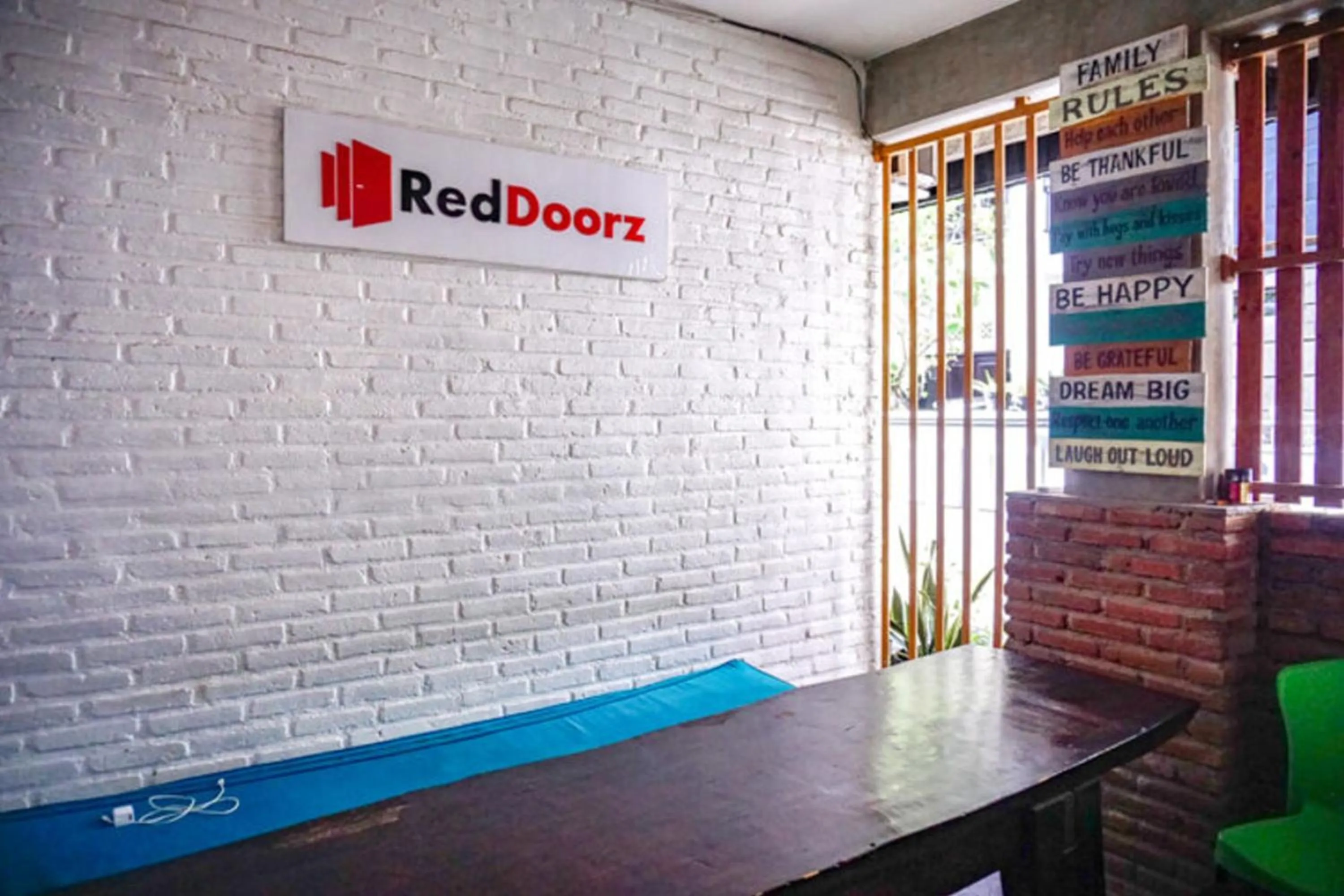 Lobby or reception in RedDoorz Hostel Near Ngurah Rai Airport Kuta