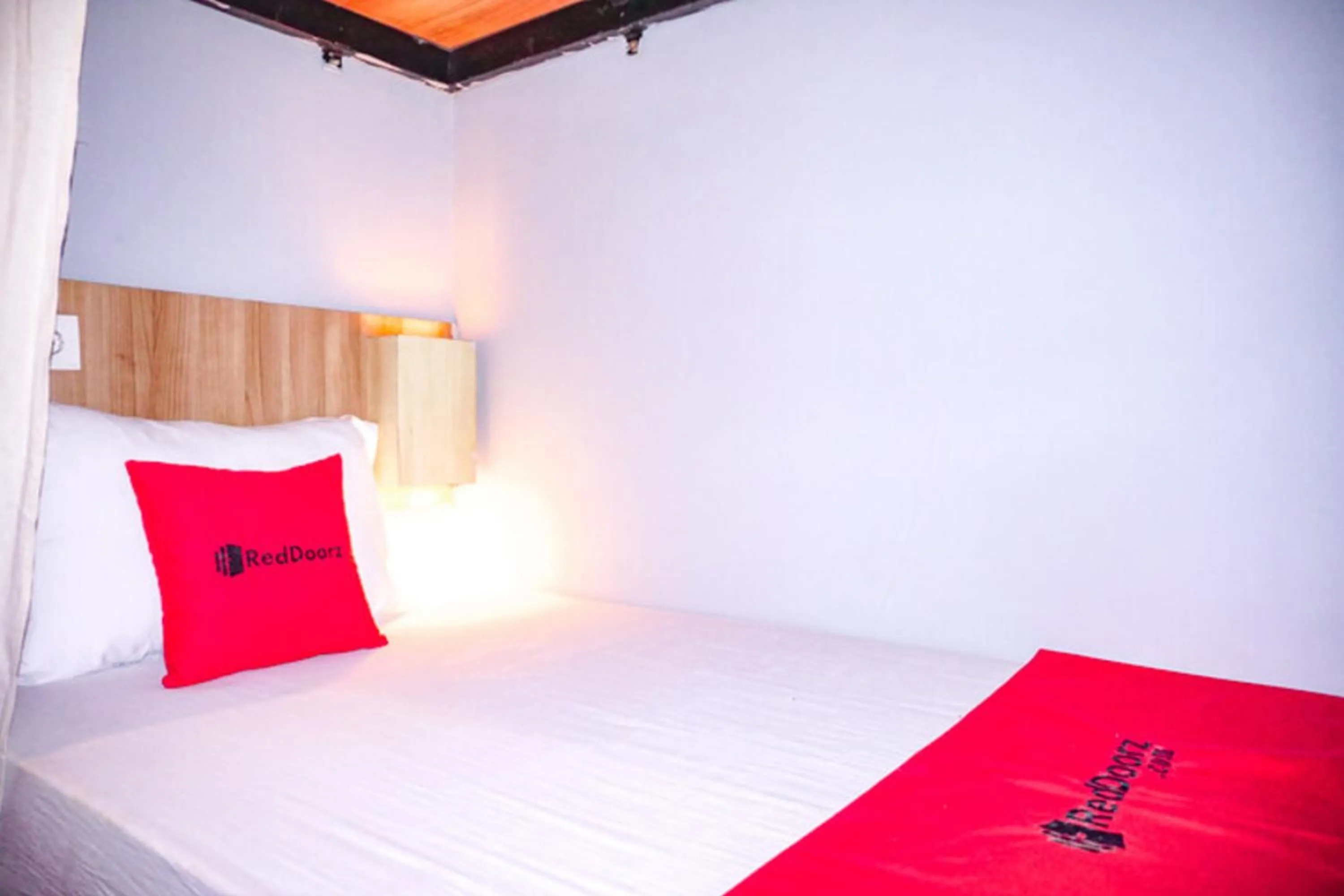 Bedroom, Bed in RedDoorz Hostel Near Ngurah Rai Airport Kuta