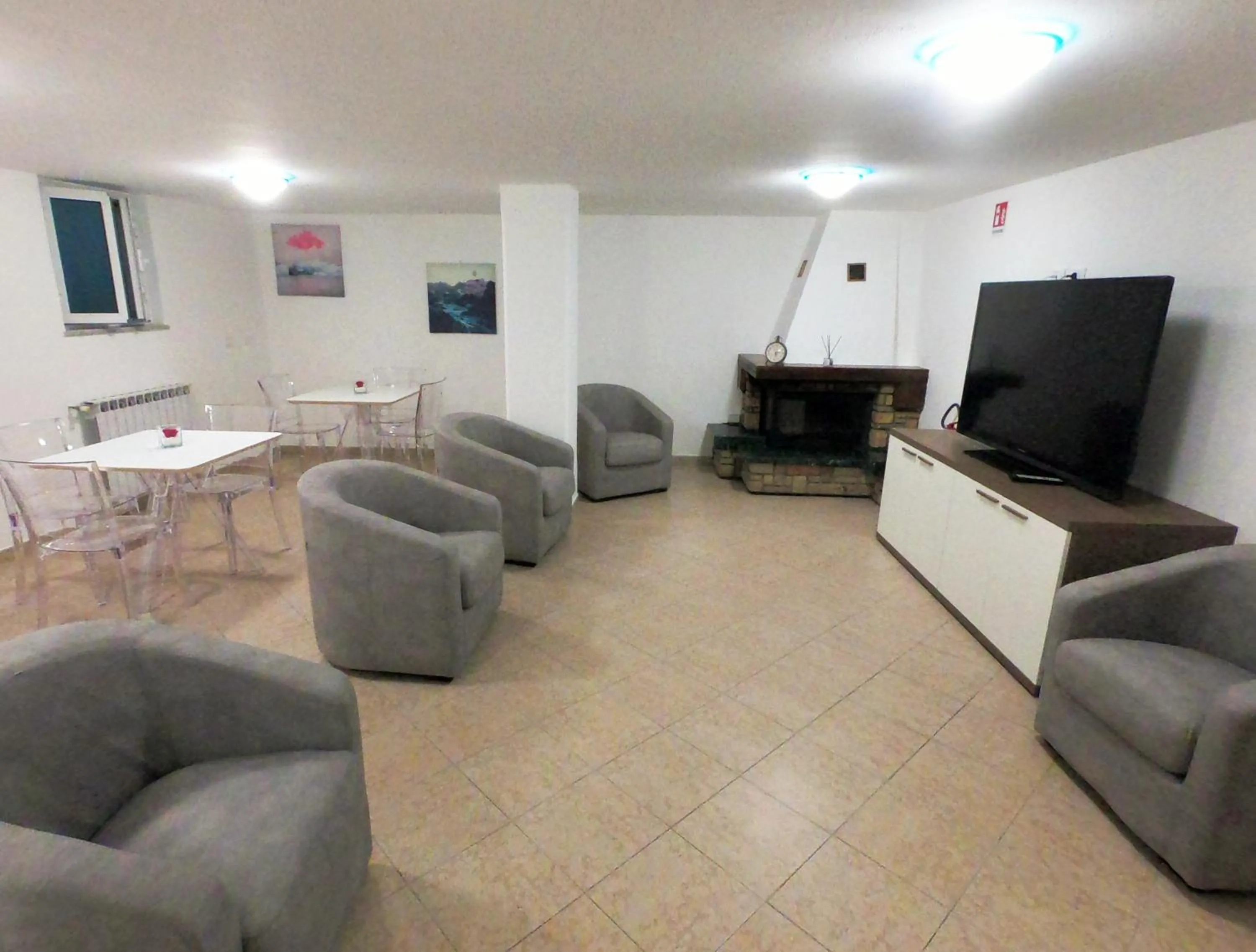 Communal lounge/ TV room in Hotel Aurora