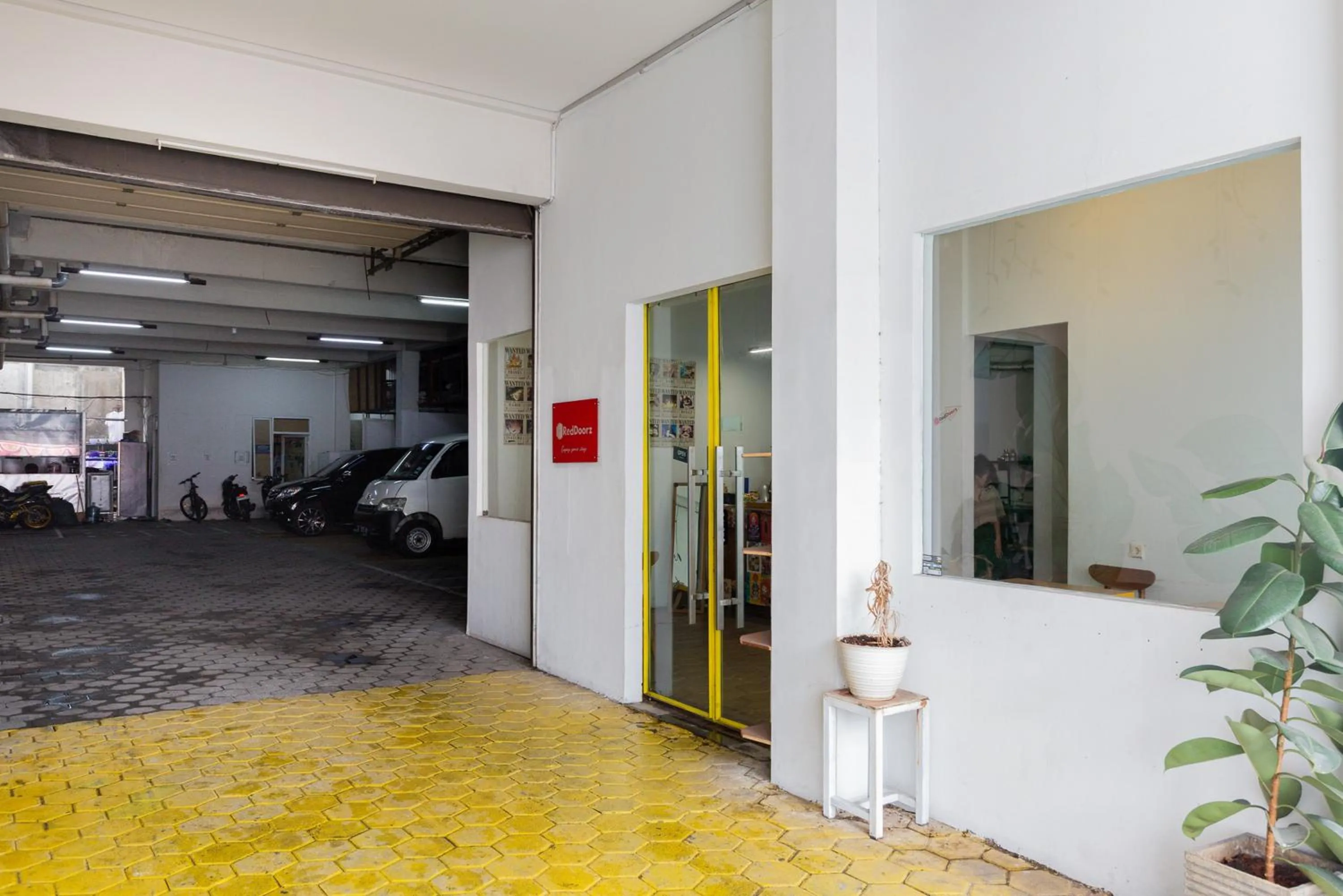 Parking in RedDoorz Plus Syariah near Mall Pondok Indah