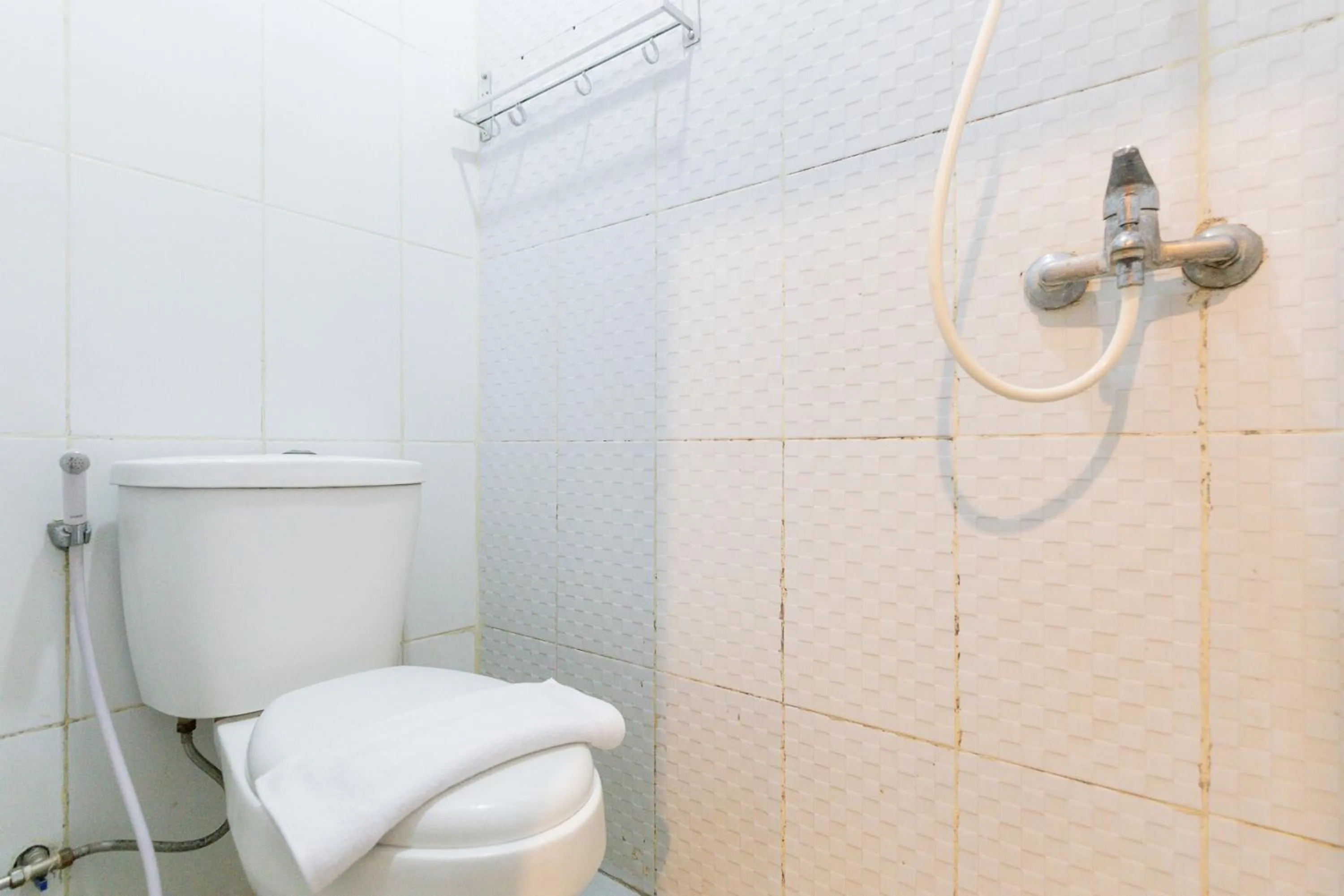 Bathroom in RedDoorz Plus Syariah near Mall Pondok Indah