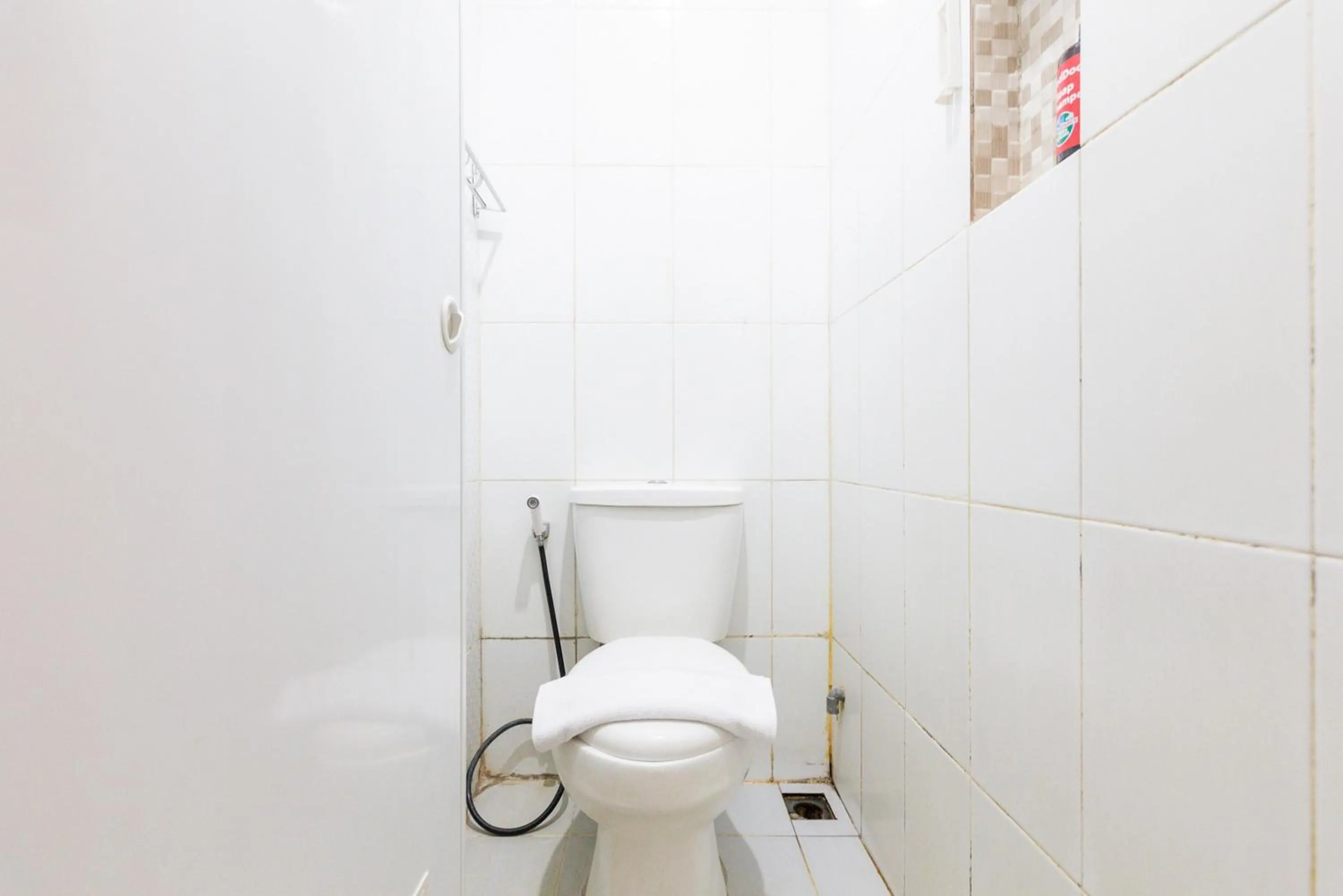 Bathroom in RedDoorz Plus Syariah near Mall Pondok Indah