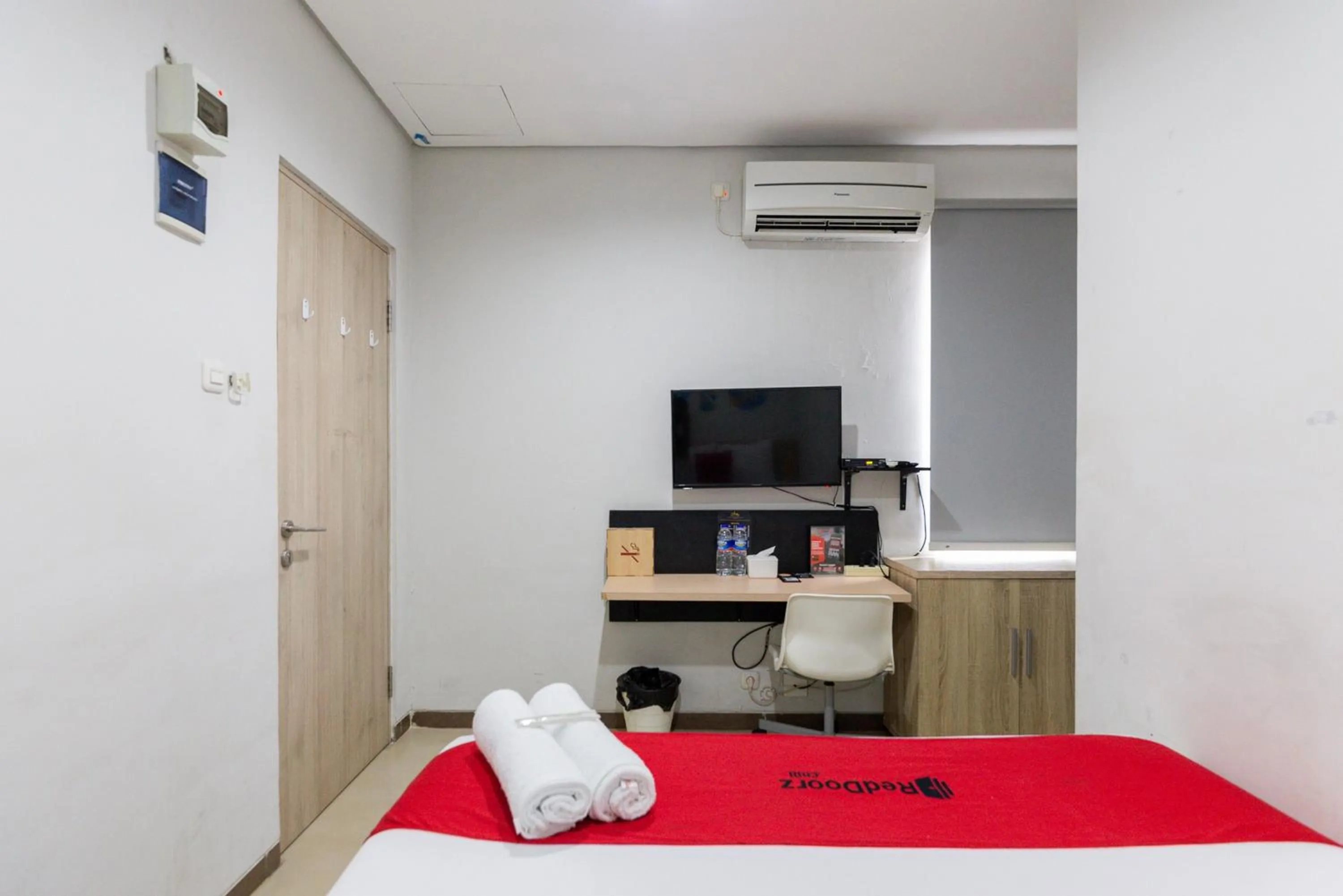 Bedroom, Bed in RedDoorz Plus Syariah near Mall Pondok Indah