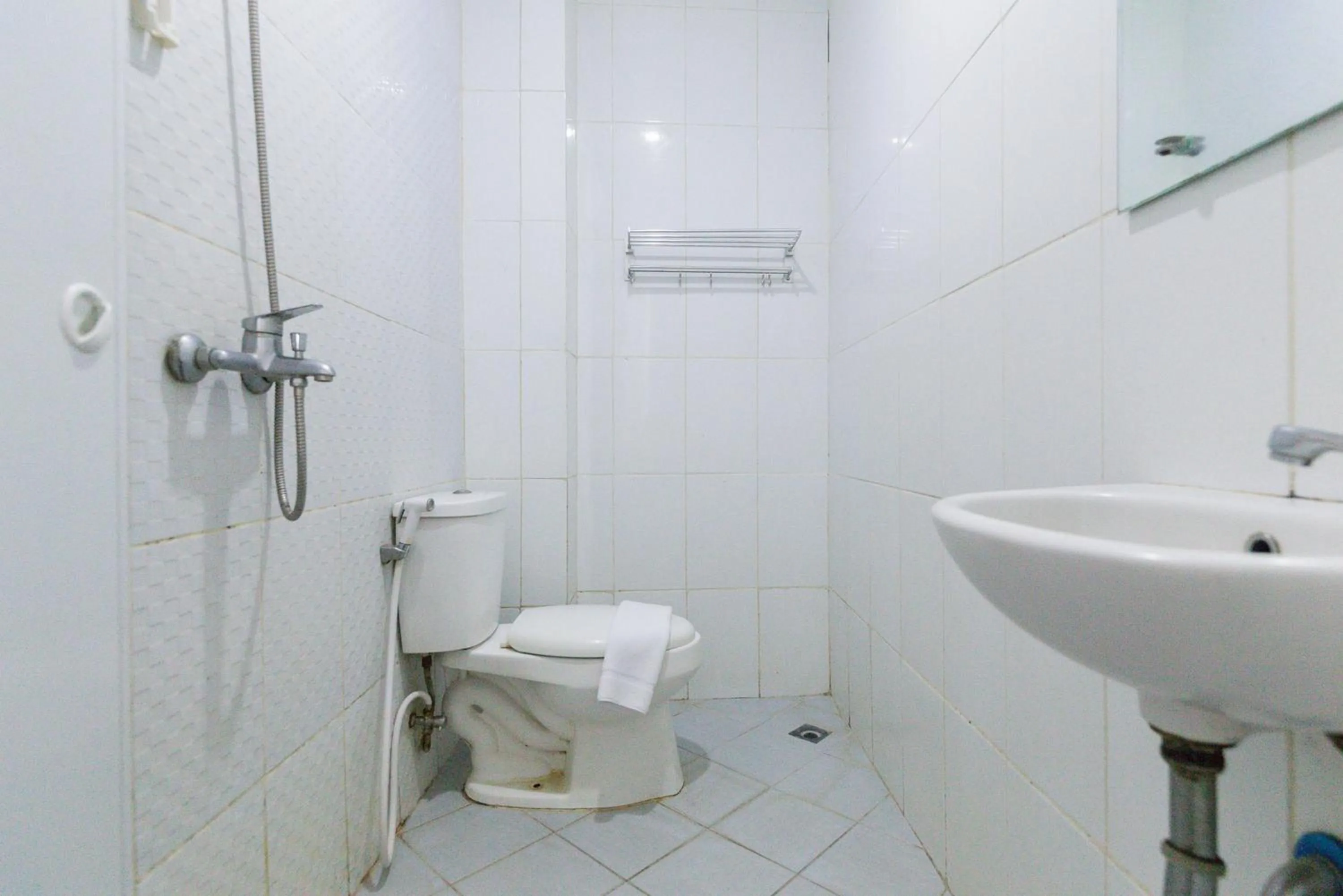 Bathroom in RedDoorz Plus Syariah near Mall Pondok Indah