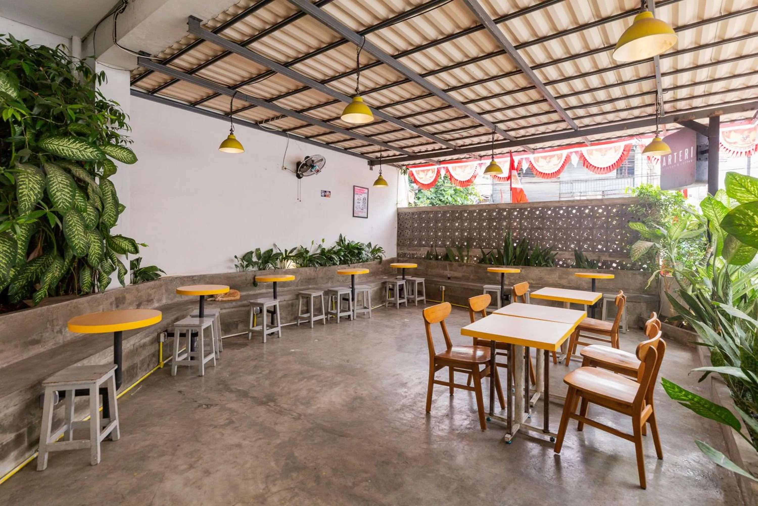 Restaurant/places to eat in RedDoorz Plus Syariah near Mall Pondok Indah