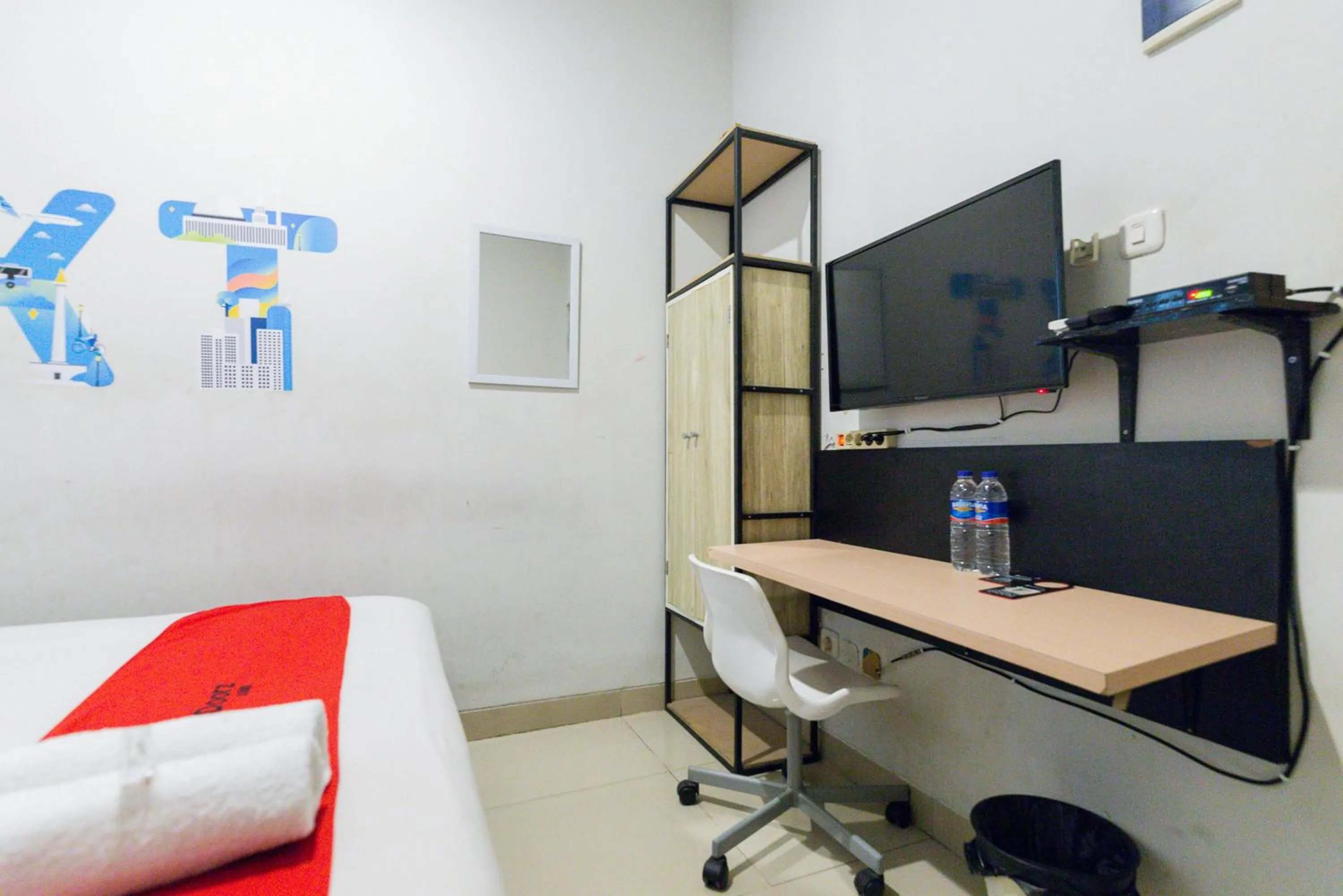 Bedroom in RedDoorz Plus Syariah near Mall Pondok Indah