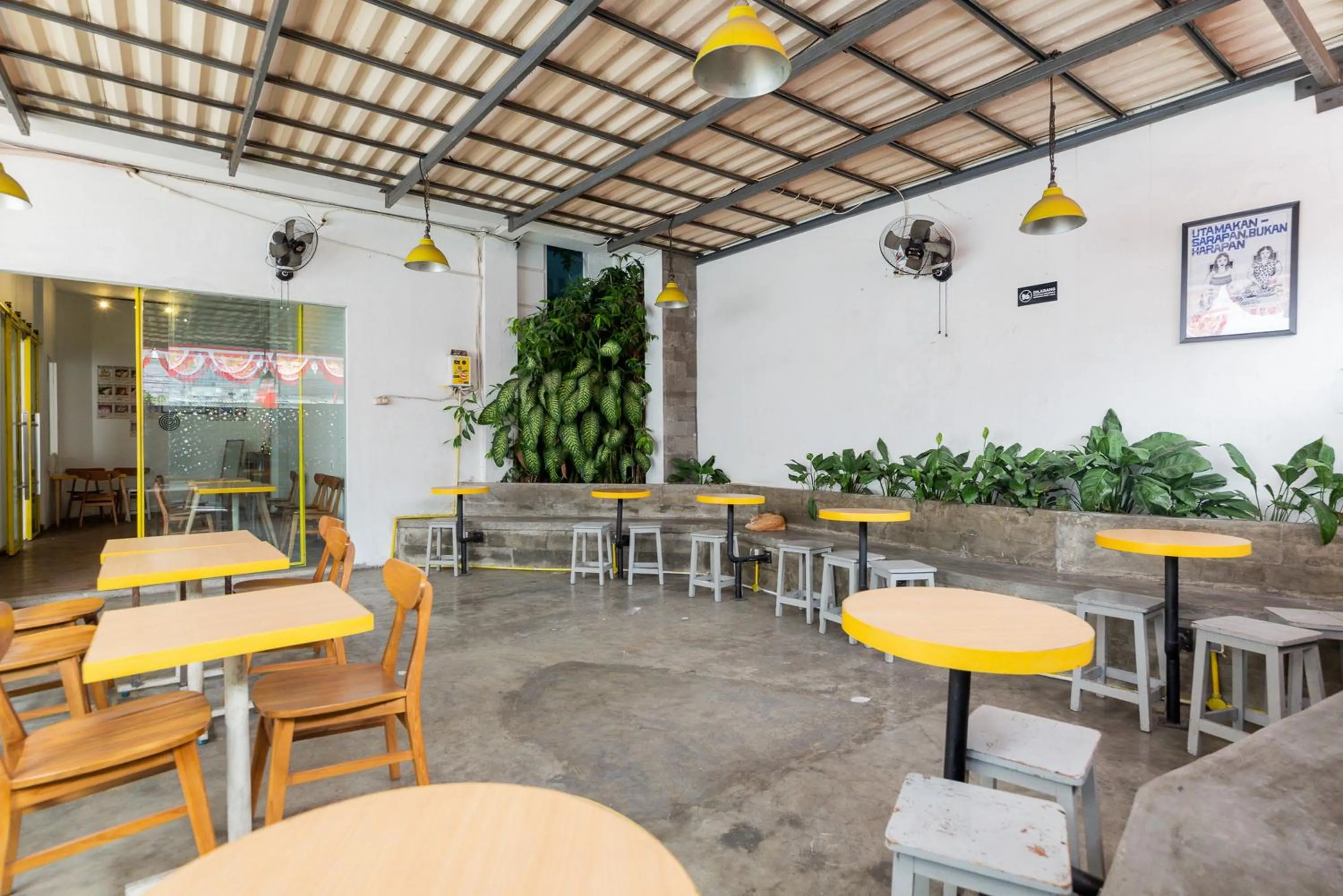 Restaurant/places to eat in RedDoorz Plus Syariah near Mall Pondok Indah