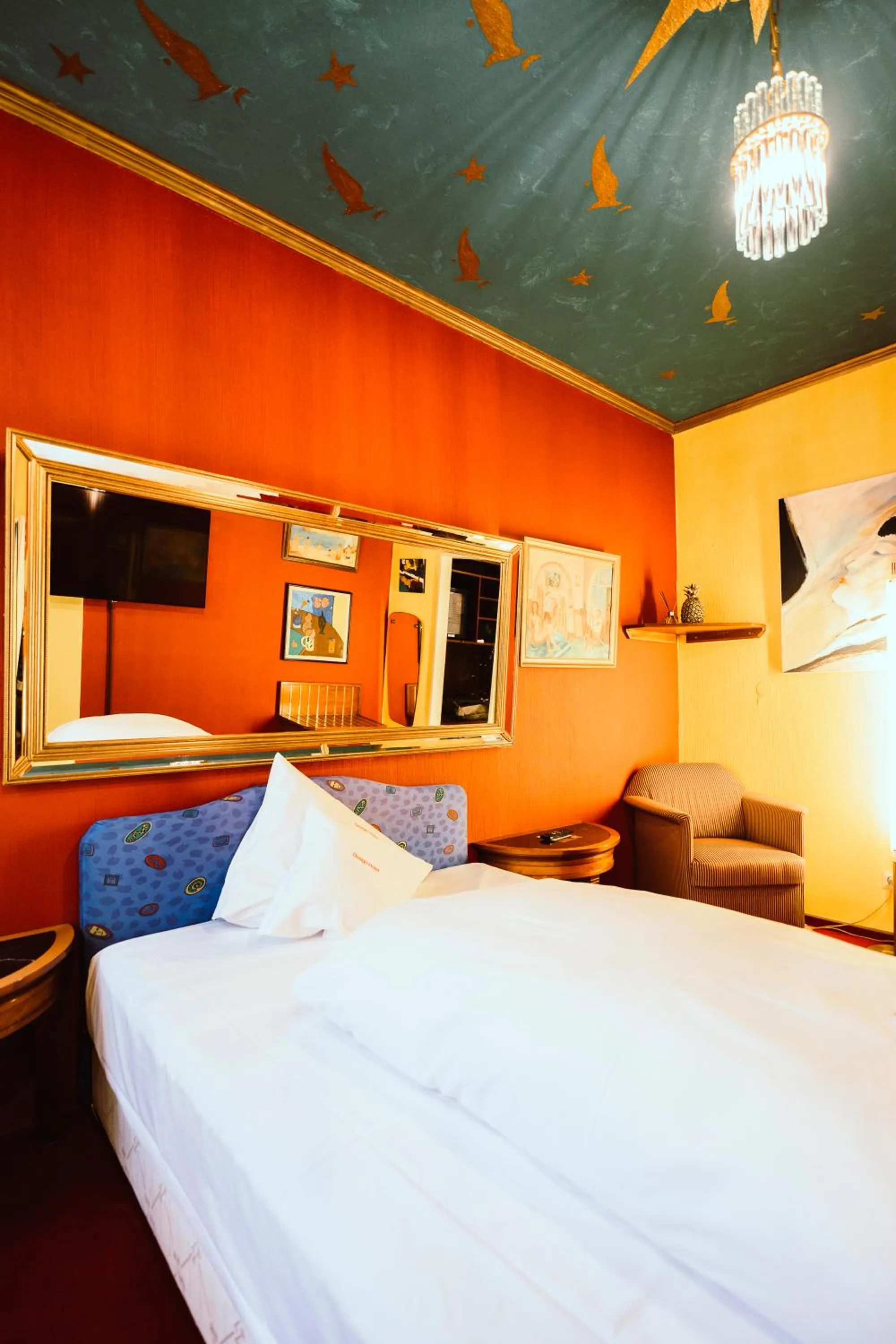 Photo of the whole room, Bed in Design Hotel Euskirchen