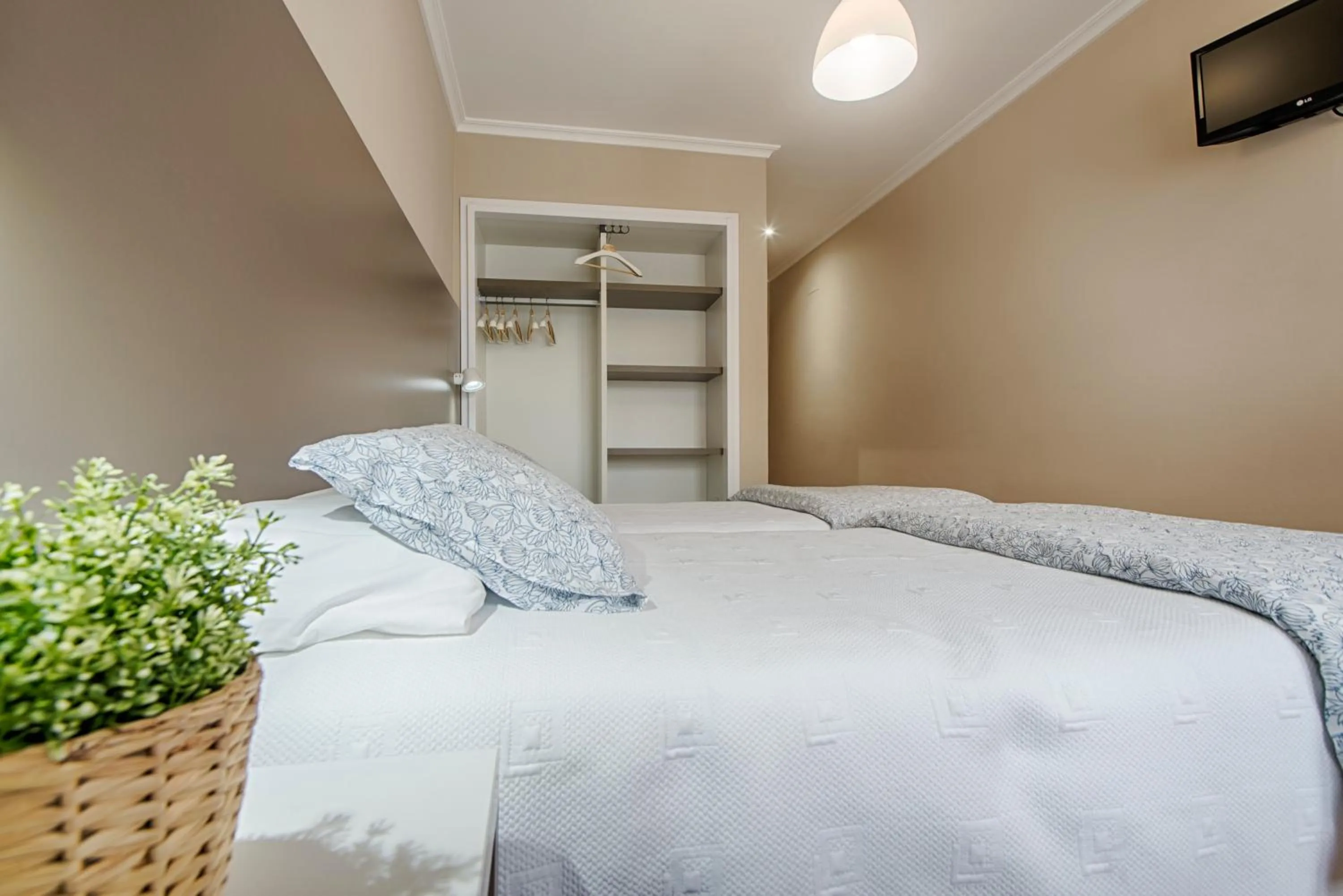 Bed in Hostal-Restaurante LUGANO