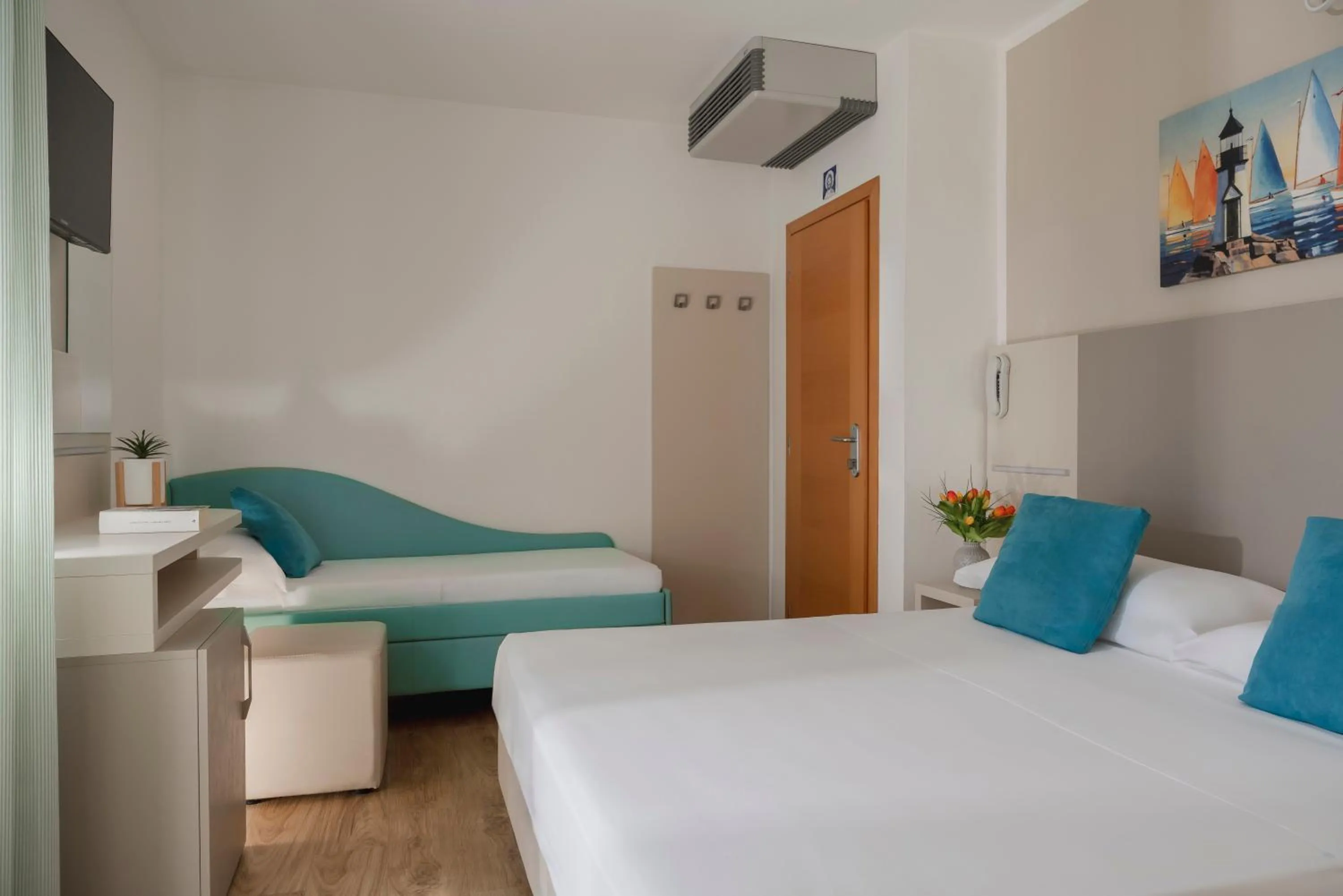 Bed in Hotel Caravel B&B