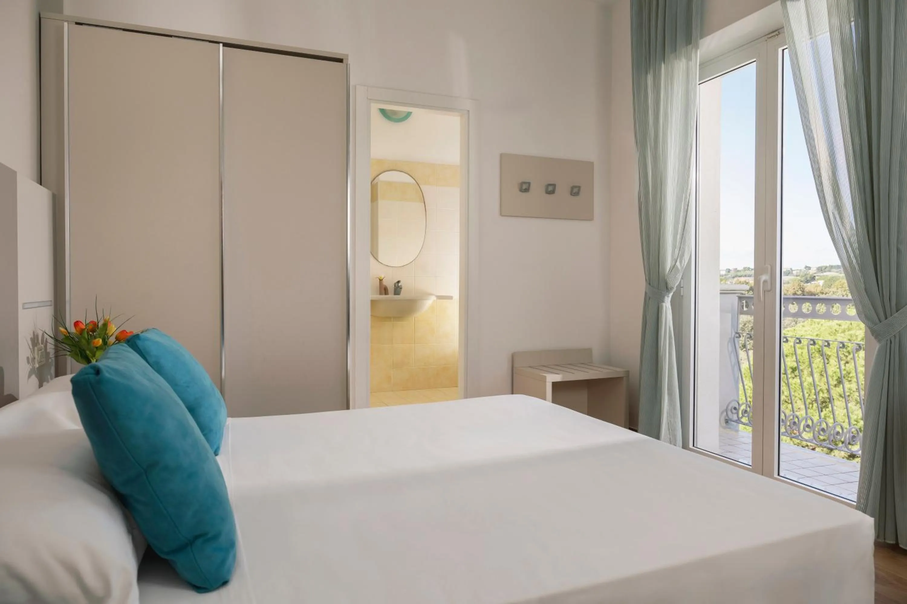 Bed in Hotel Caravel B&B