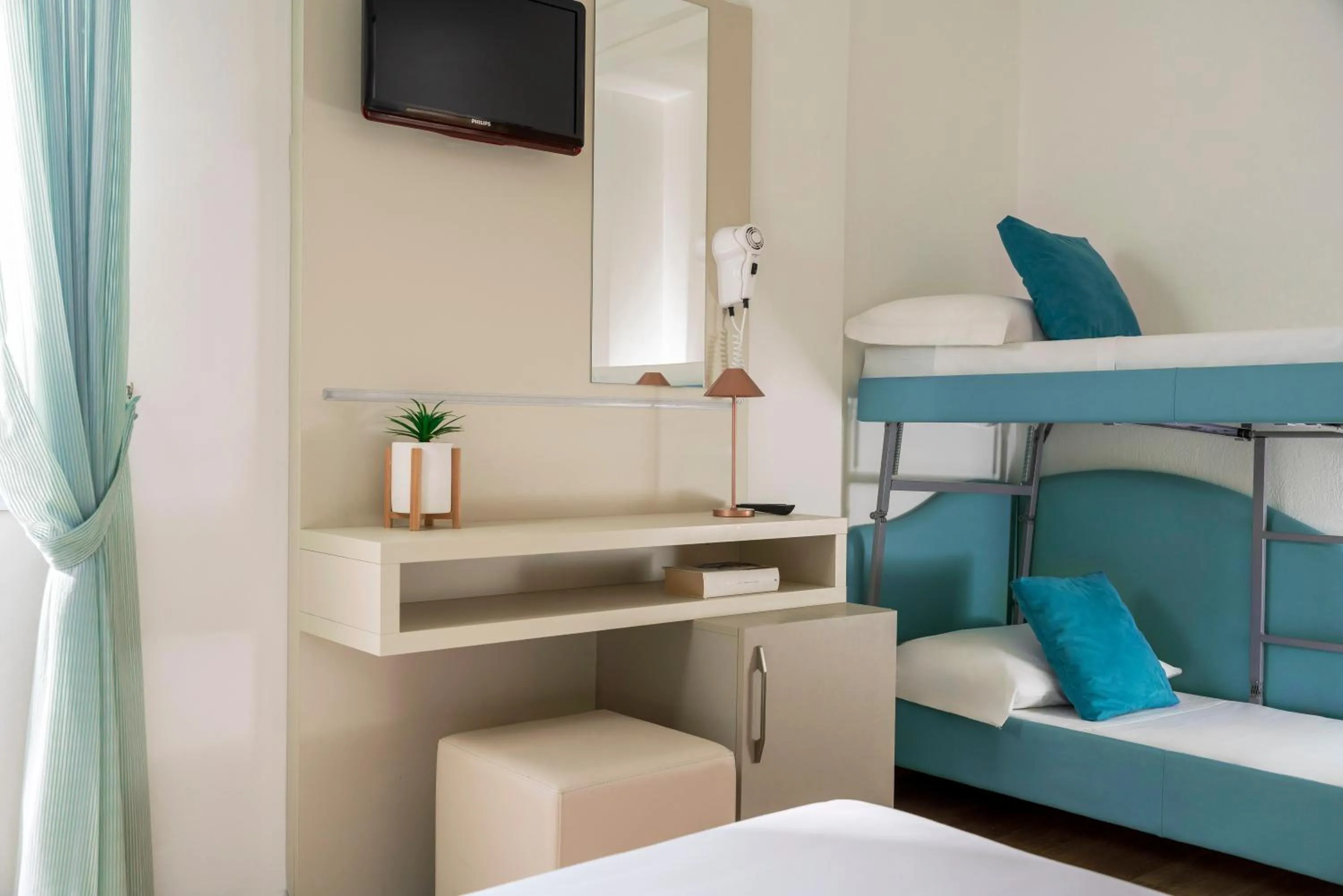 Bed in Hotel Caravel B&B