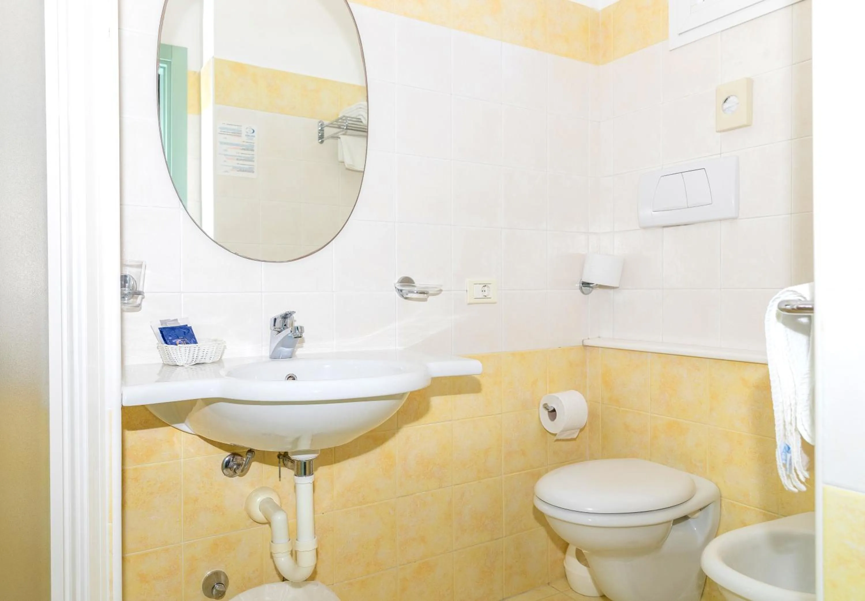 Toilet in Hotel Caravel B&B