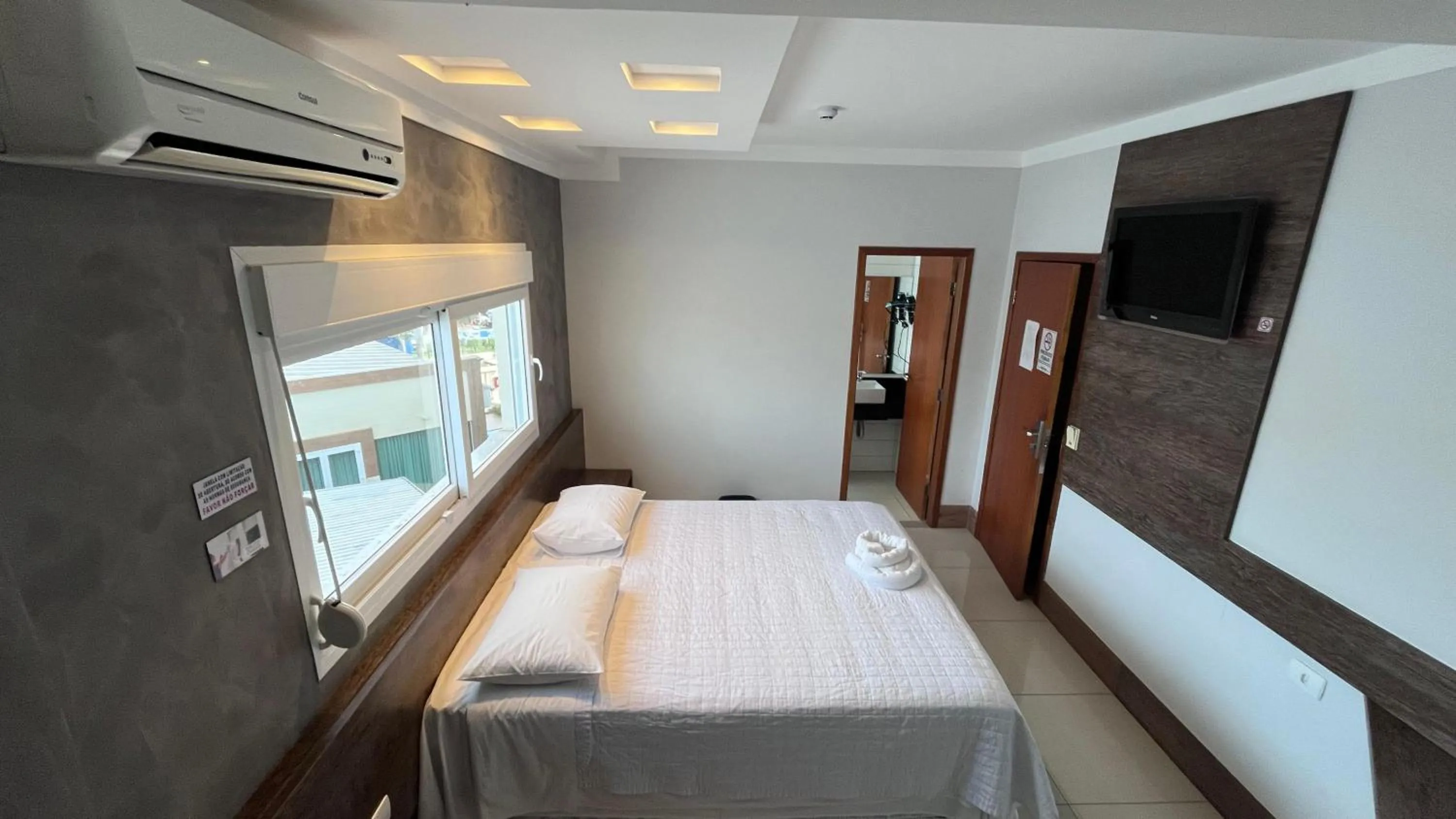 Bed in SHELTON PALACE HOTEL