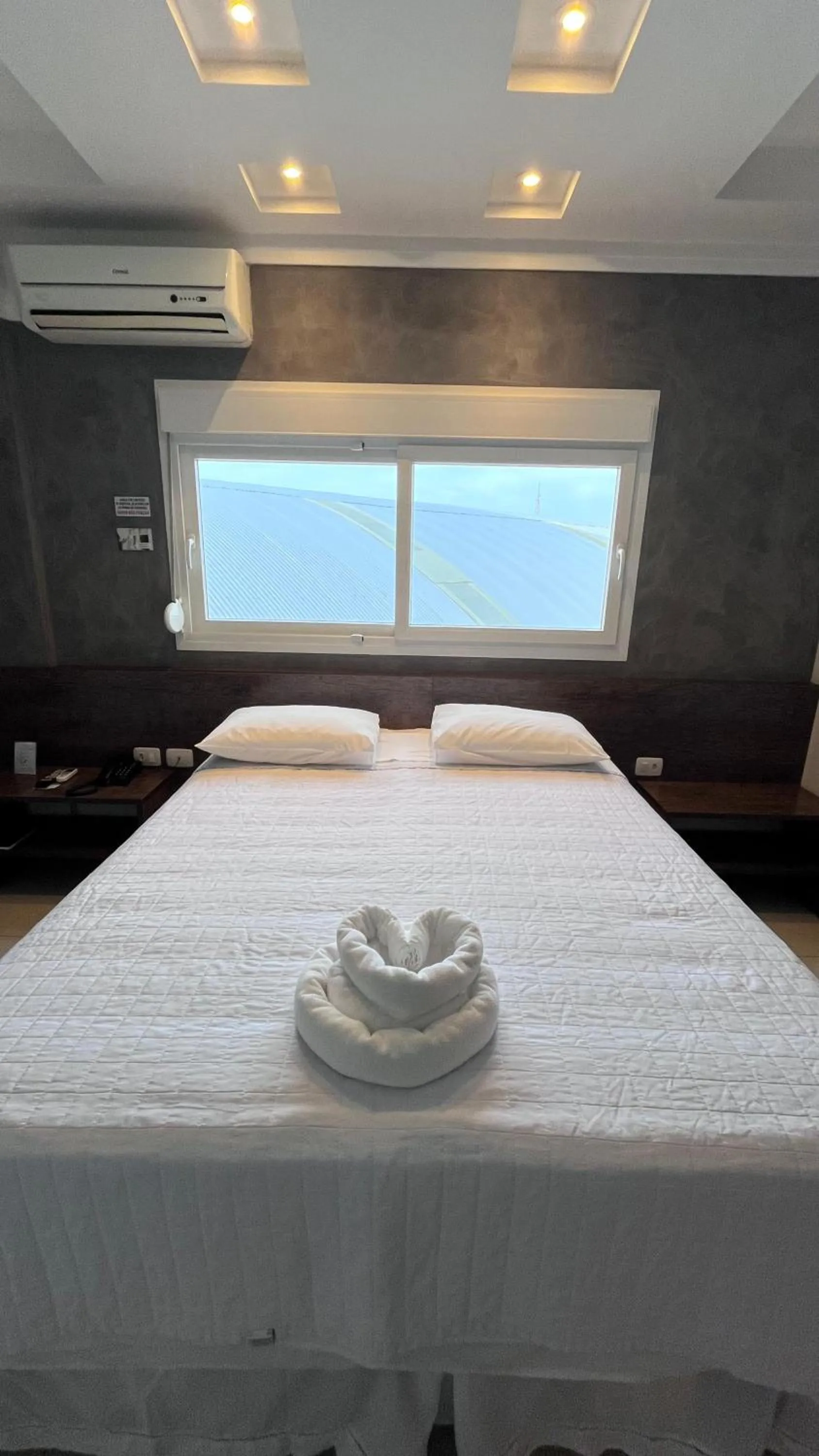 Bed in SHELTON PALACE HOTEL