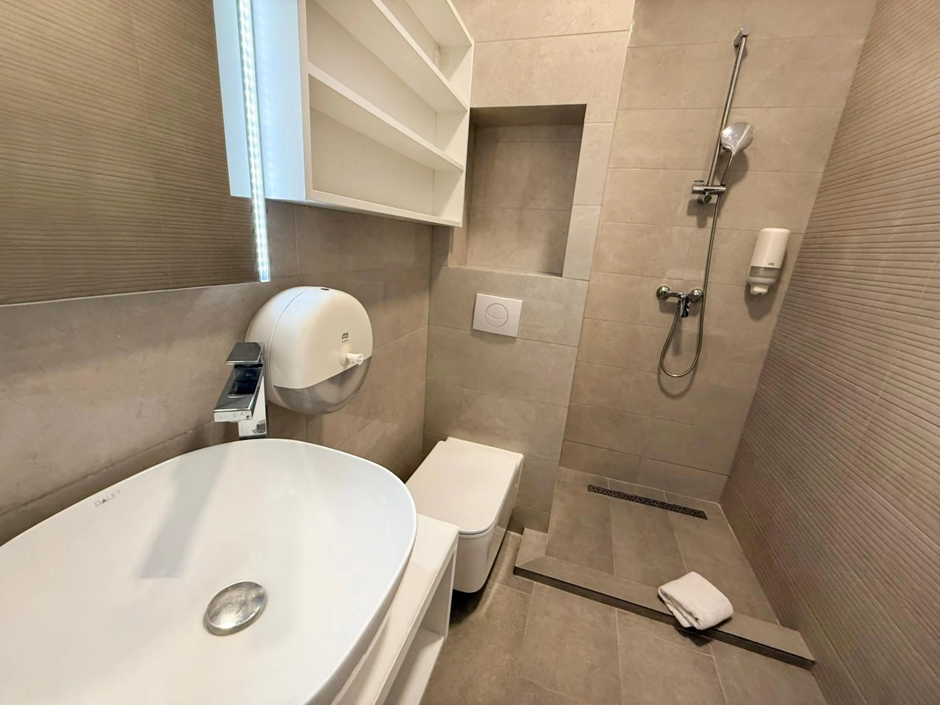 Shower in Maritimo ApartHotel