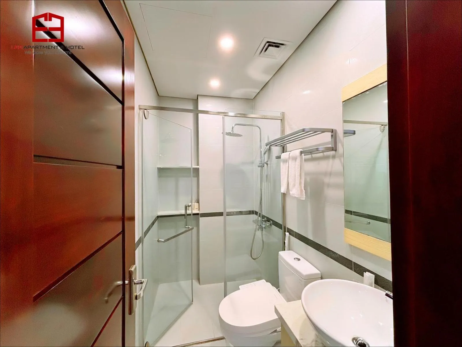 Shower in Lee Apartment & Hotel