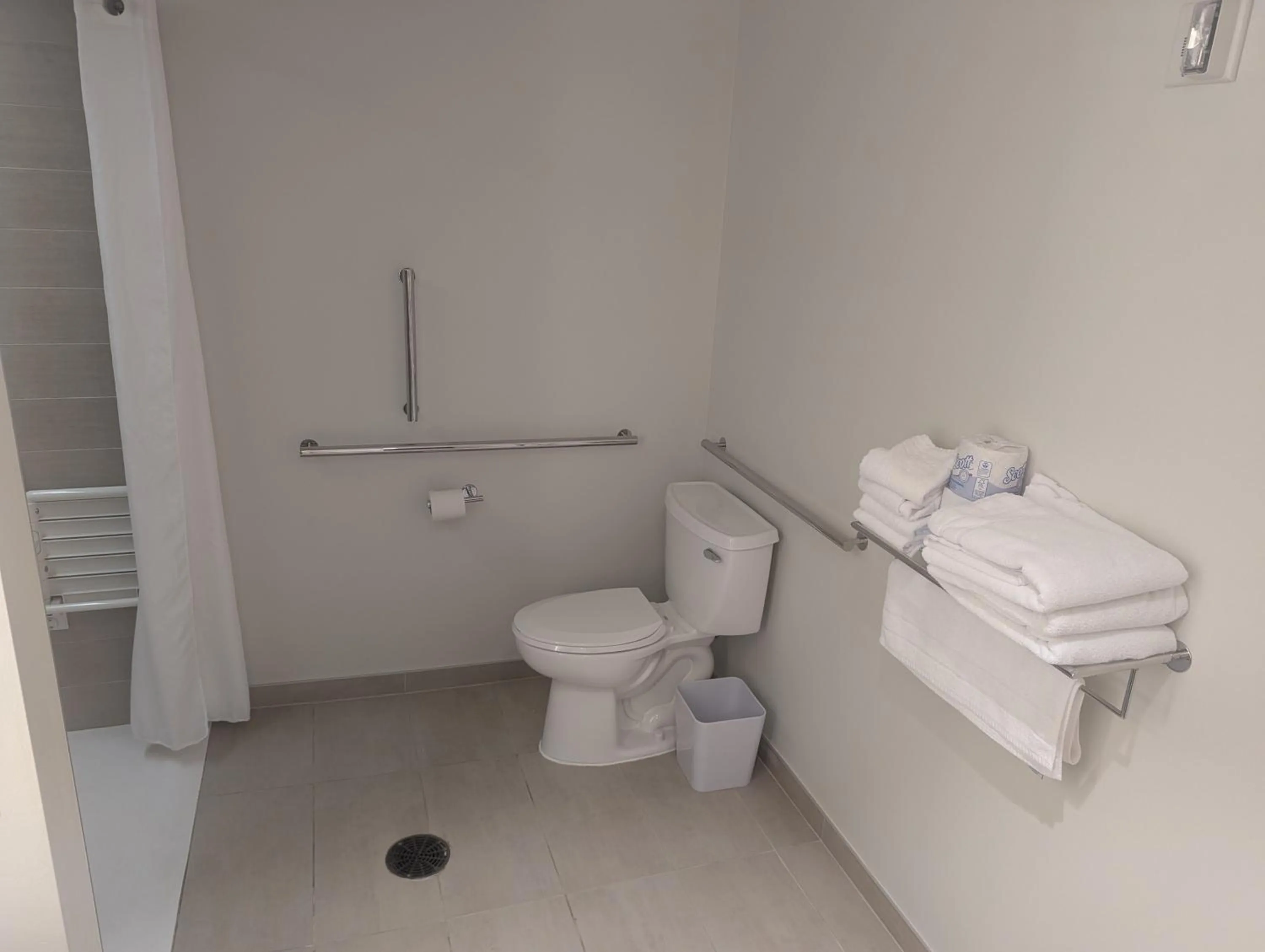 Bathroom in Element Kansas City Overland Park