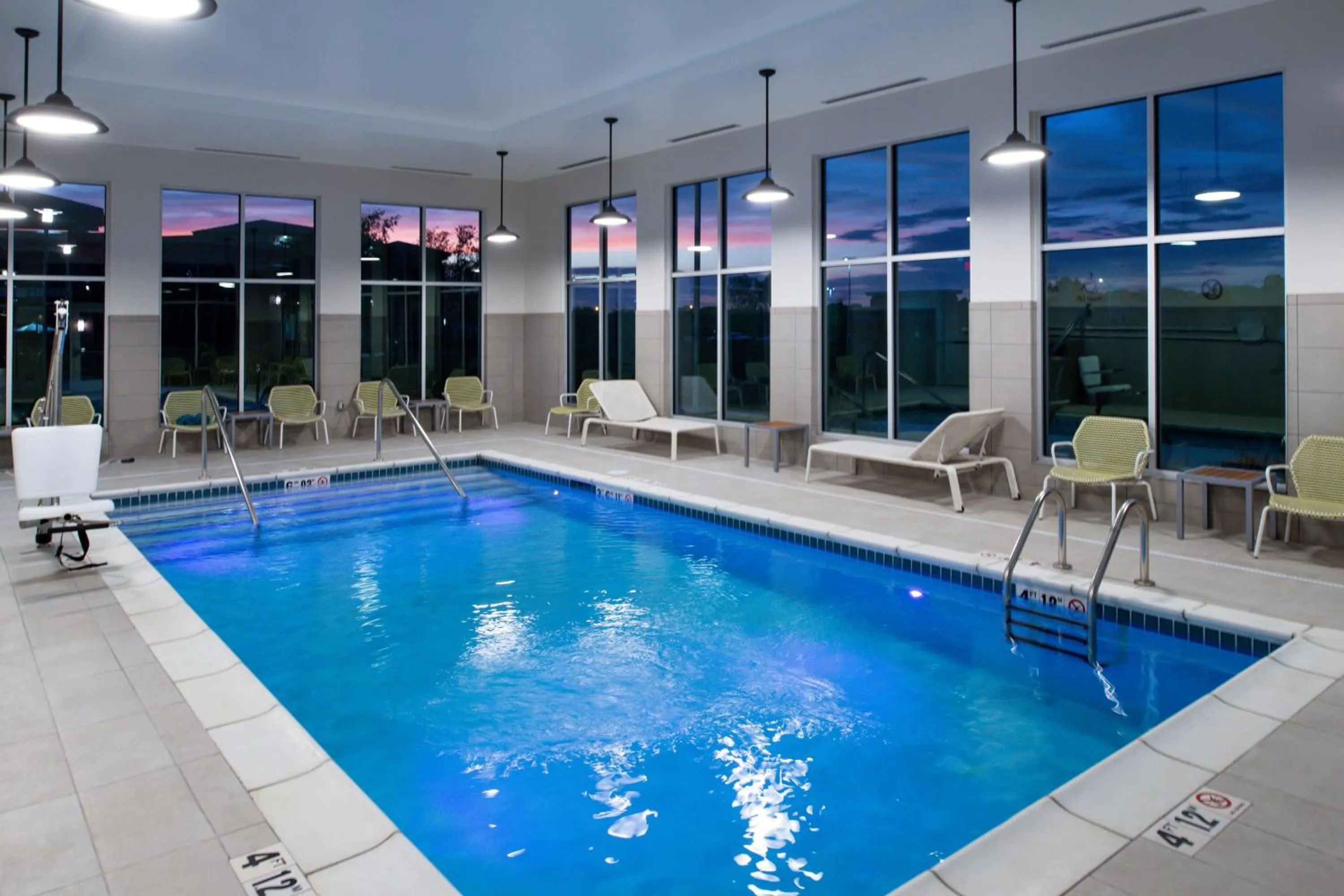 Swimming pool in Element Kansas City Overland Park