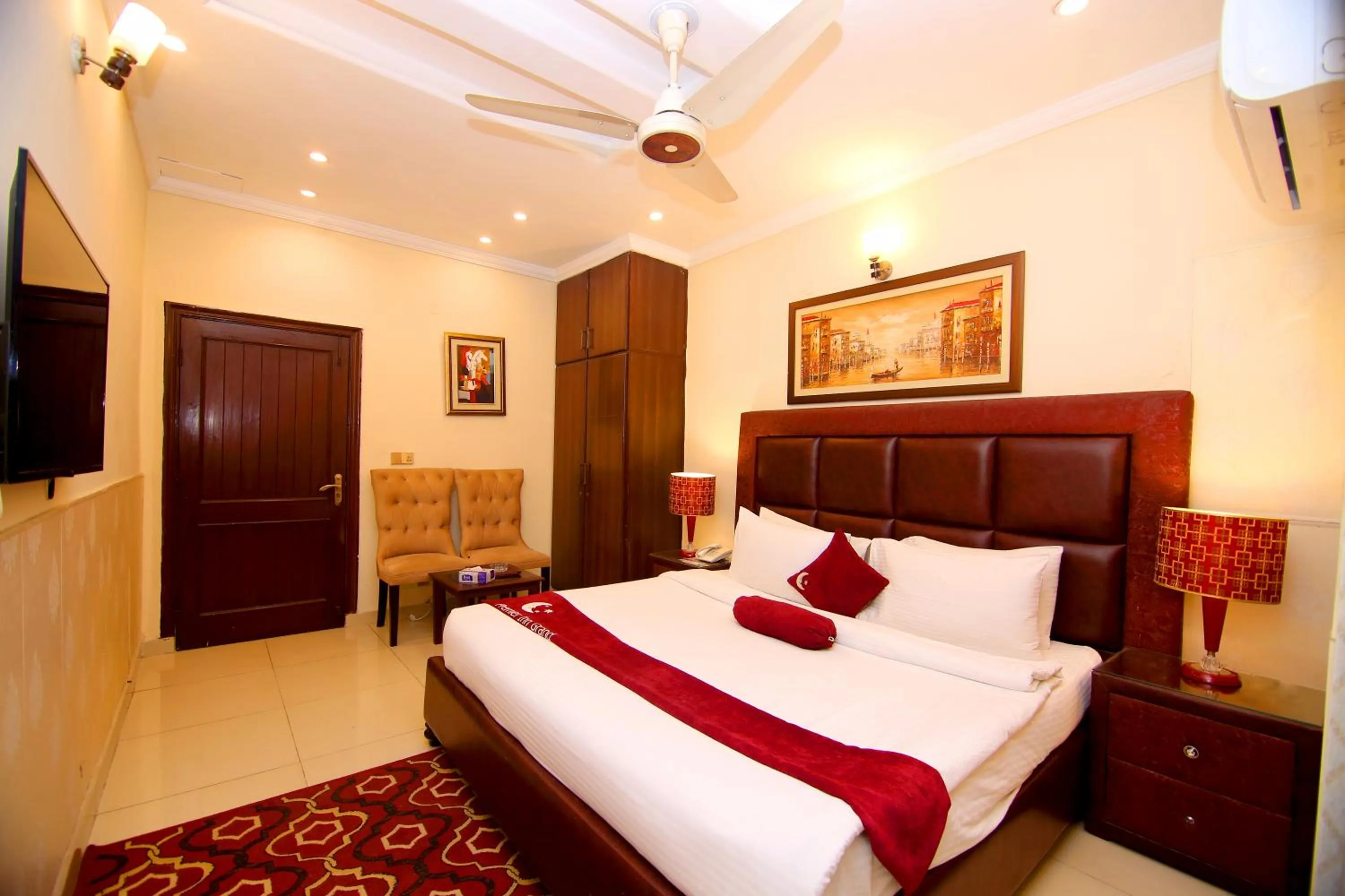 Bedroom, Bed in Premier Inn Grand Gulberg Lahore