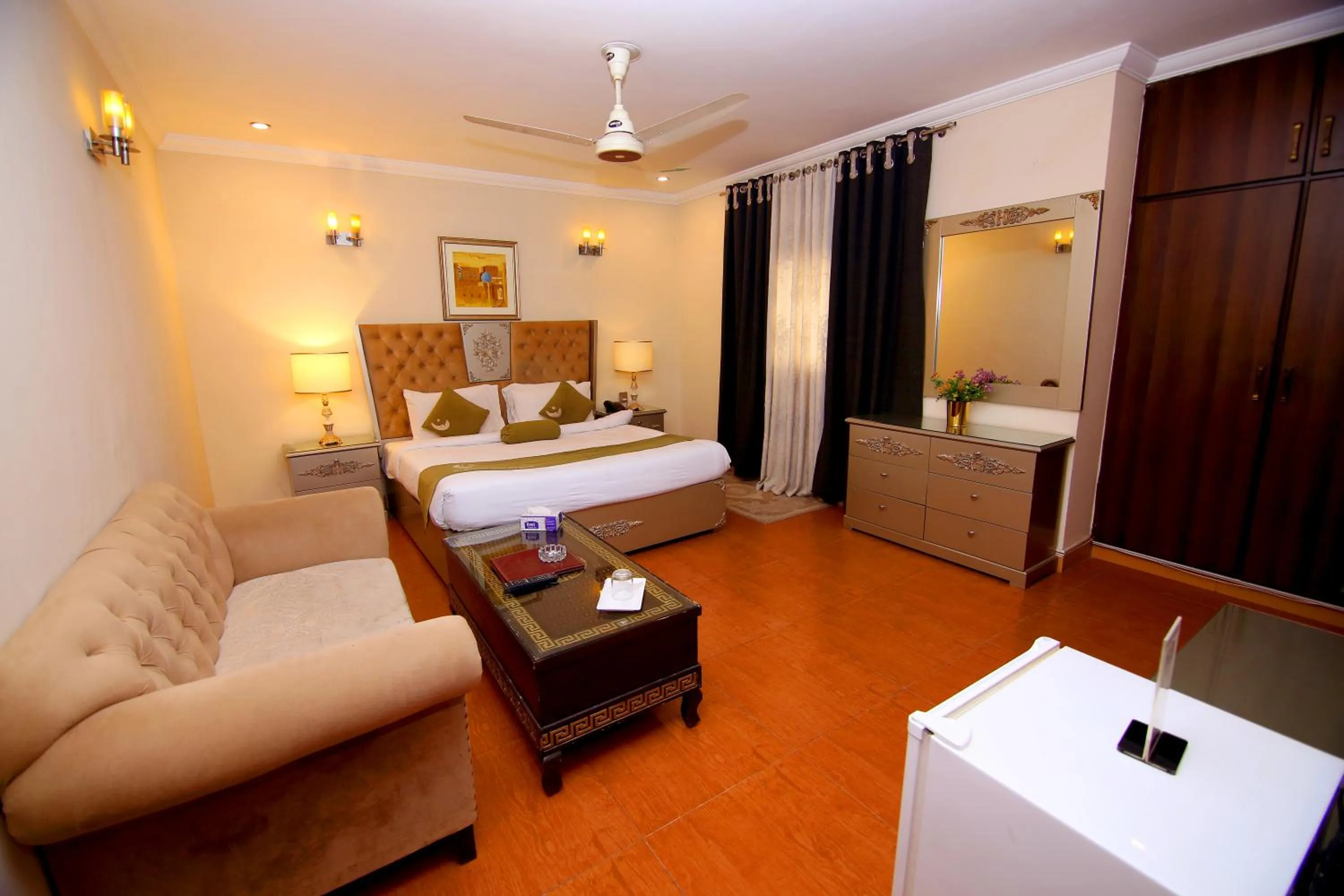 Bedroom, Bed in Premier Inn Grand Gulberg Lahore