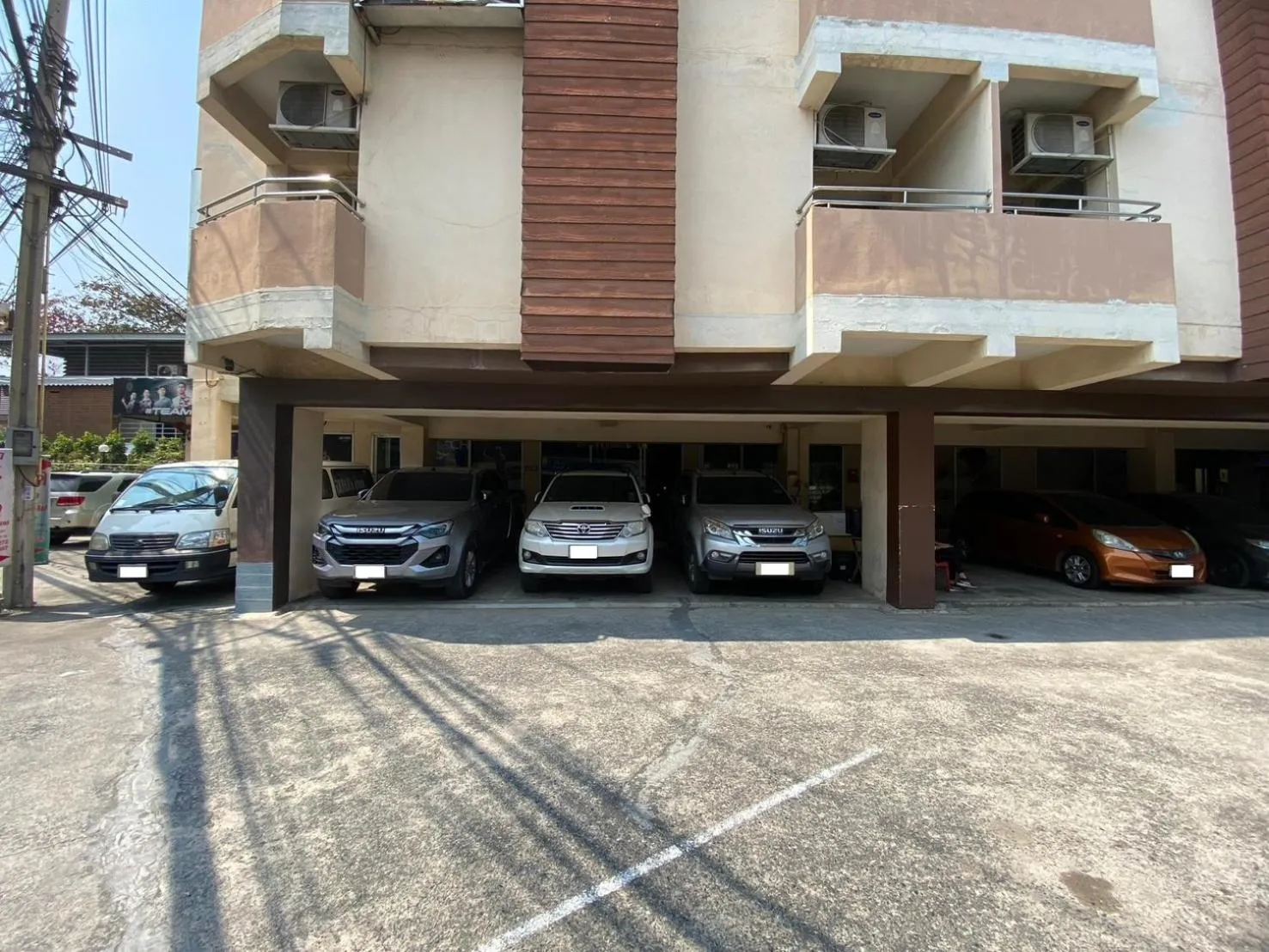 Parking in Ladapan Mansion