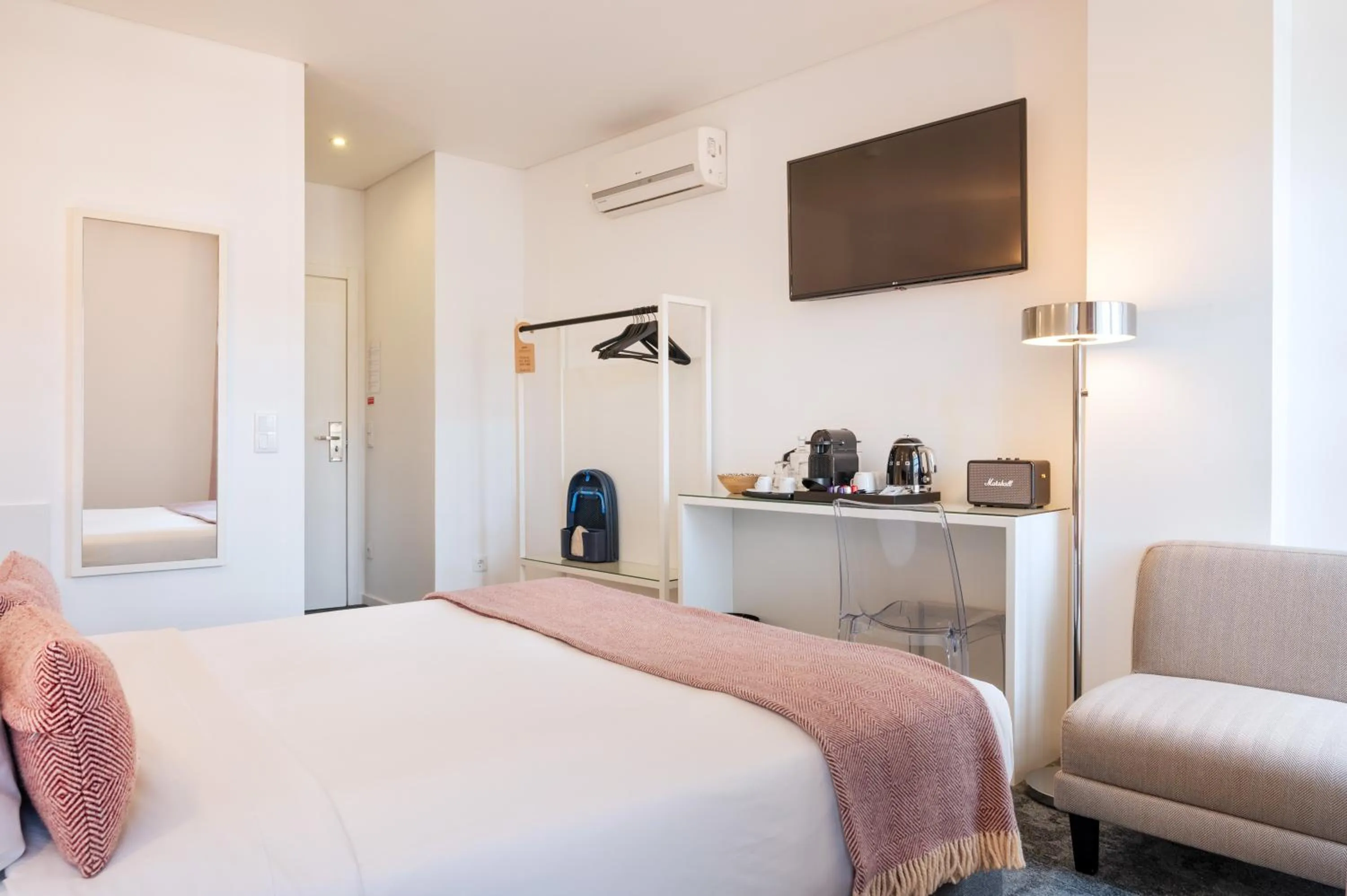 TV and multimedia, Bed in Miragaia - Riverside Suites - Adults Only