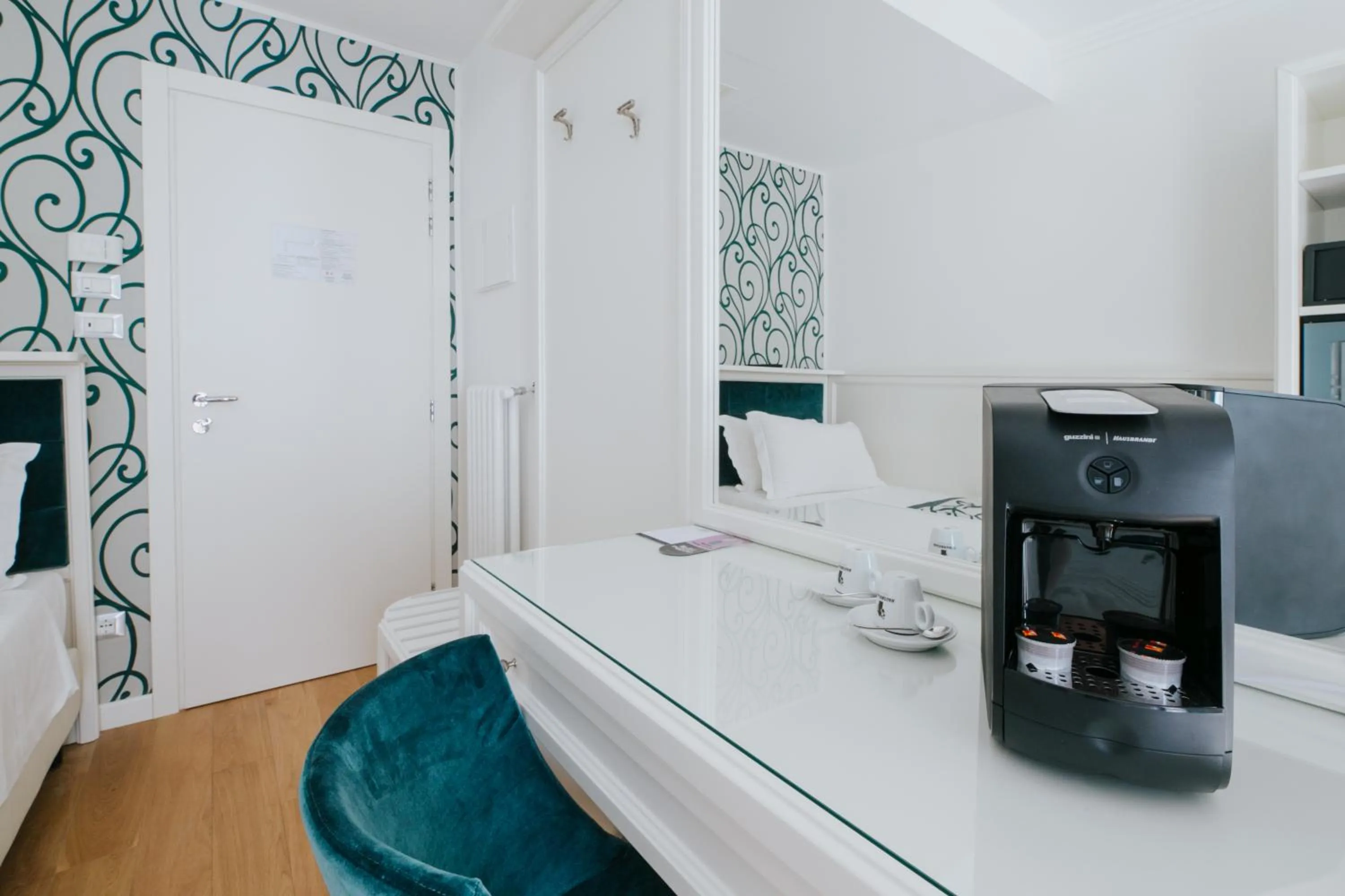 Coffee/tea facilities, Bed in Hotel Città di Parenzo