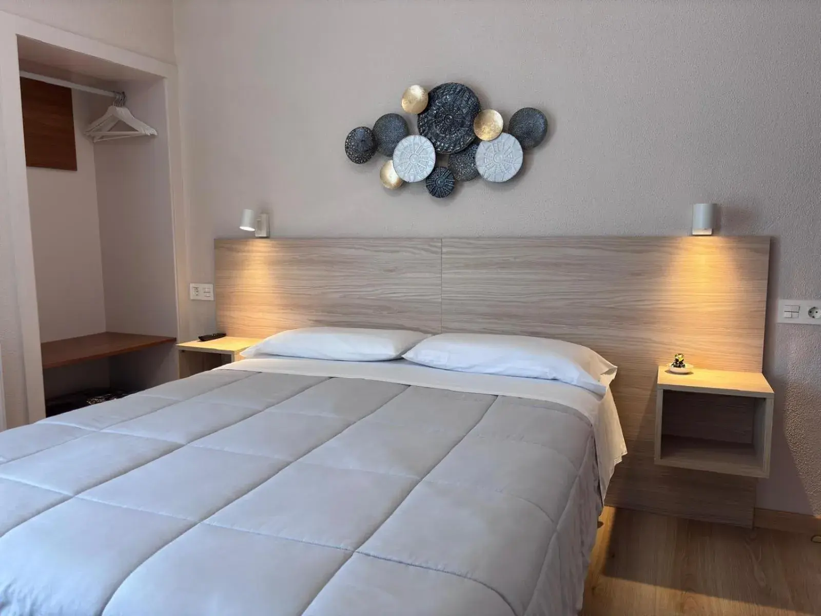 Double Room with Private Bathroom in Hotel Ros Mary Double Room with Private Bathroom in Hotel Ros Mary