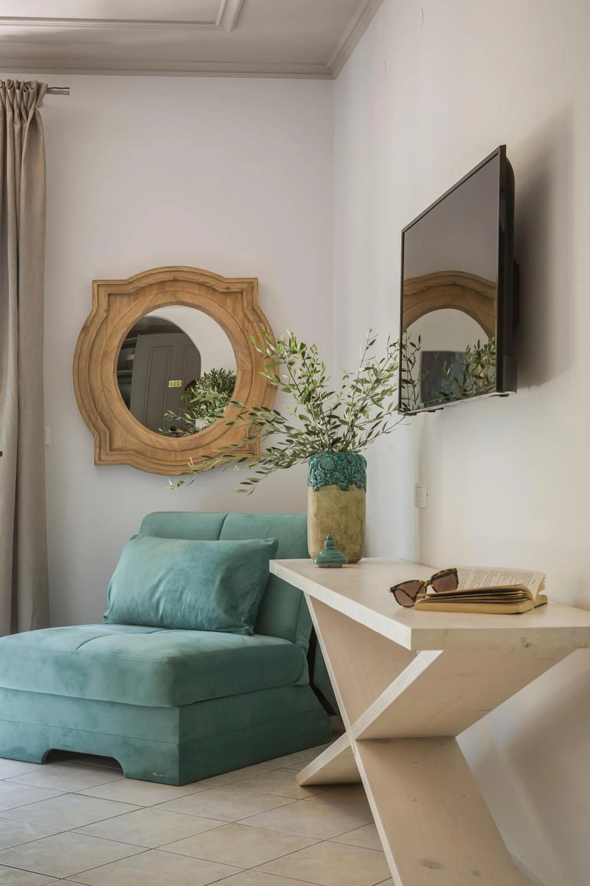 Communal lounge/ TV room in Makis Hotel