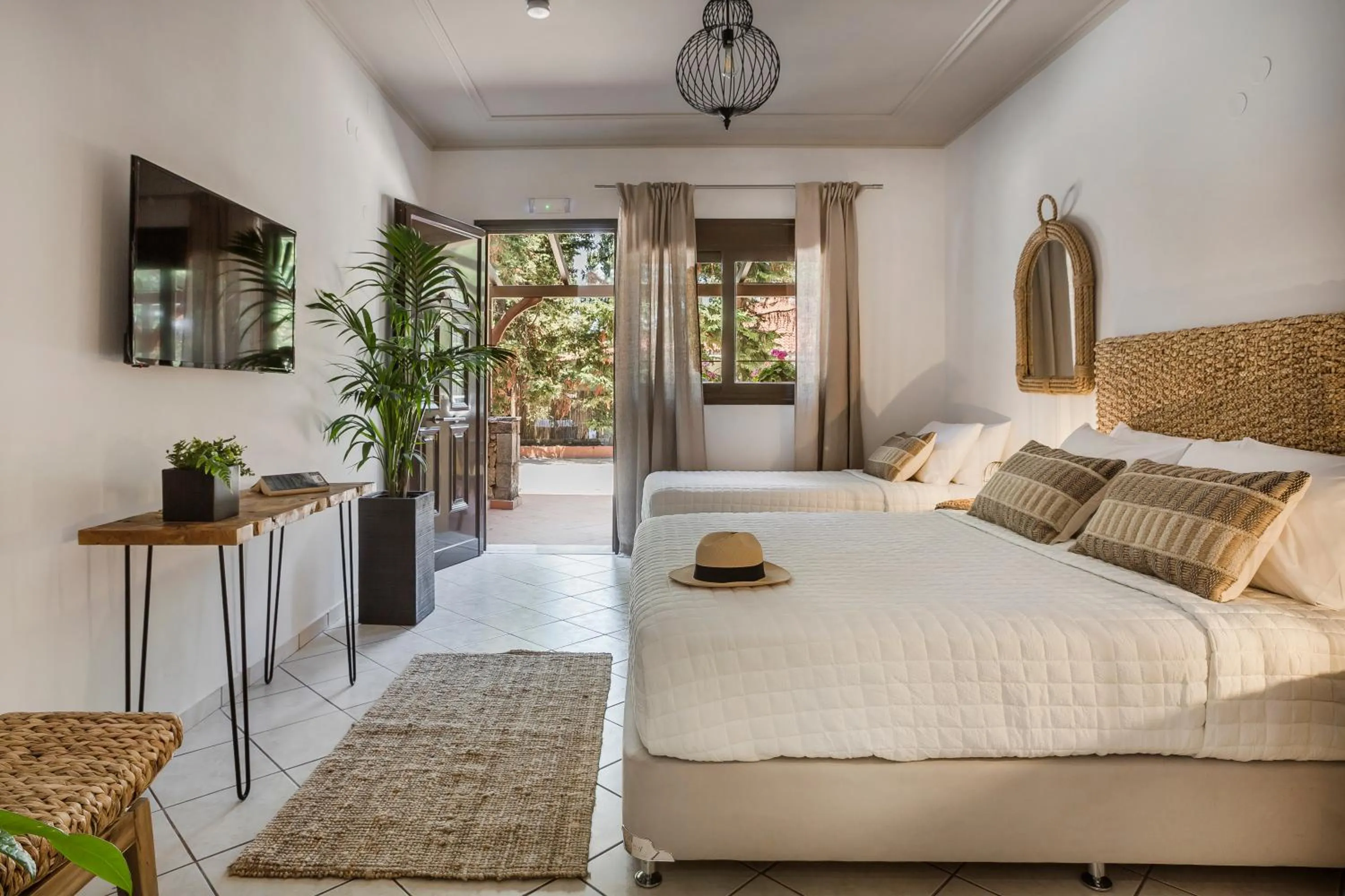 Photo of the whole room, Bed in Makis Hotel