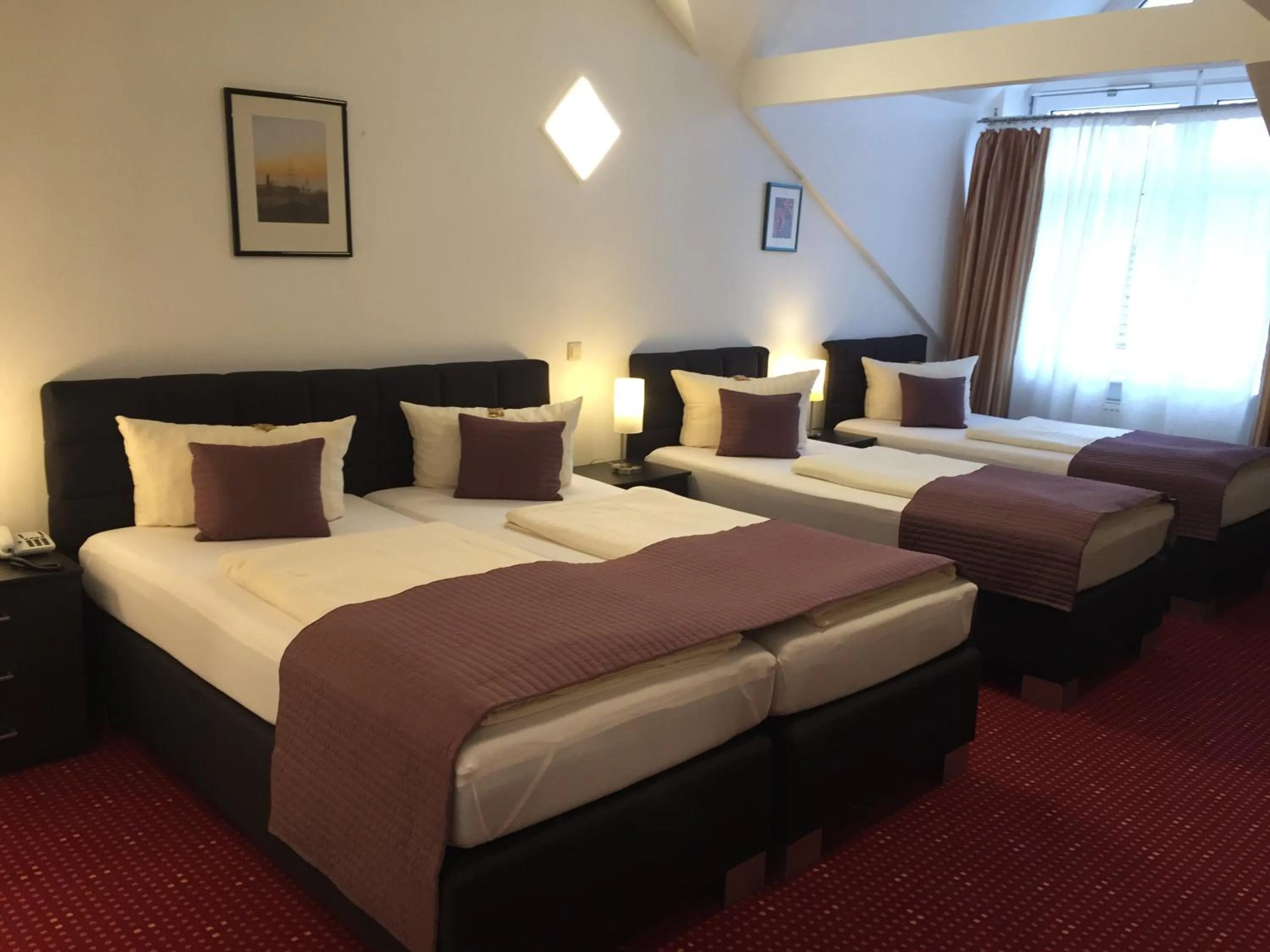 Photo of the whole room, Bed in Wincent Hotel GmbH