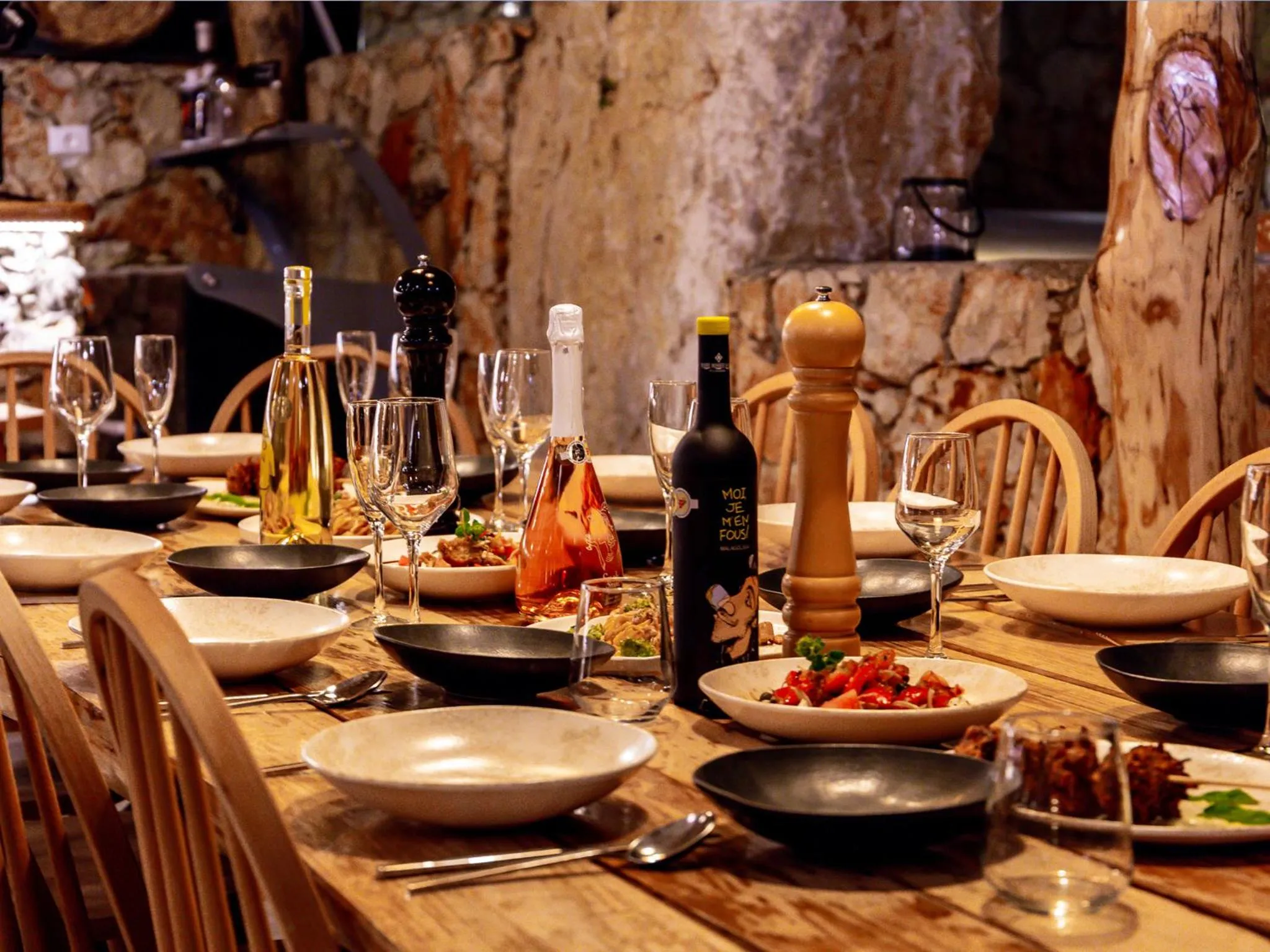 Restaurant/places to eat in Aliv stone suites & spa