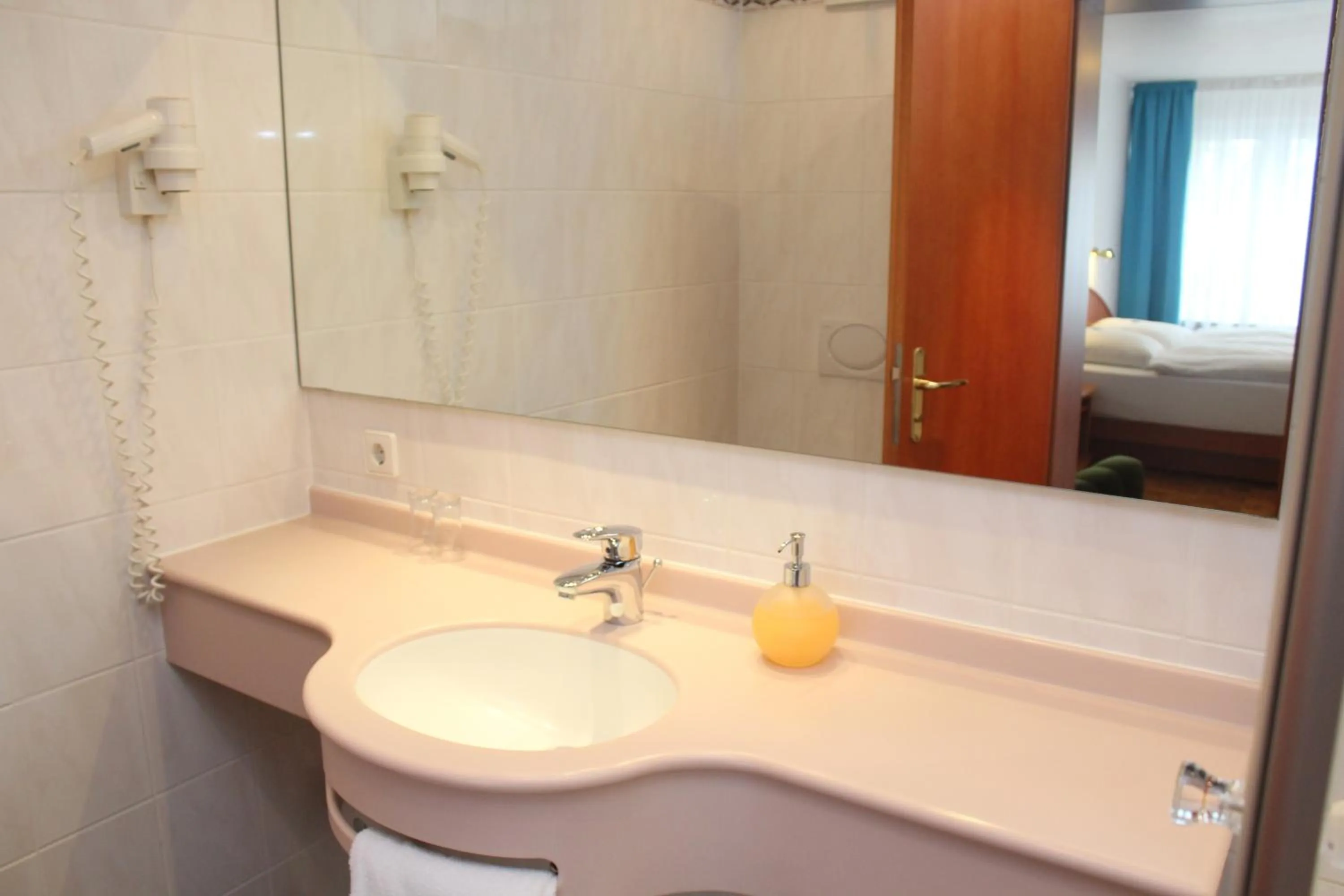 Bathroom, Bed in Hotel Sonne